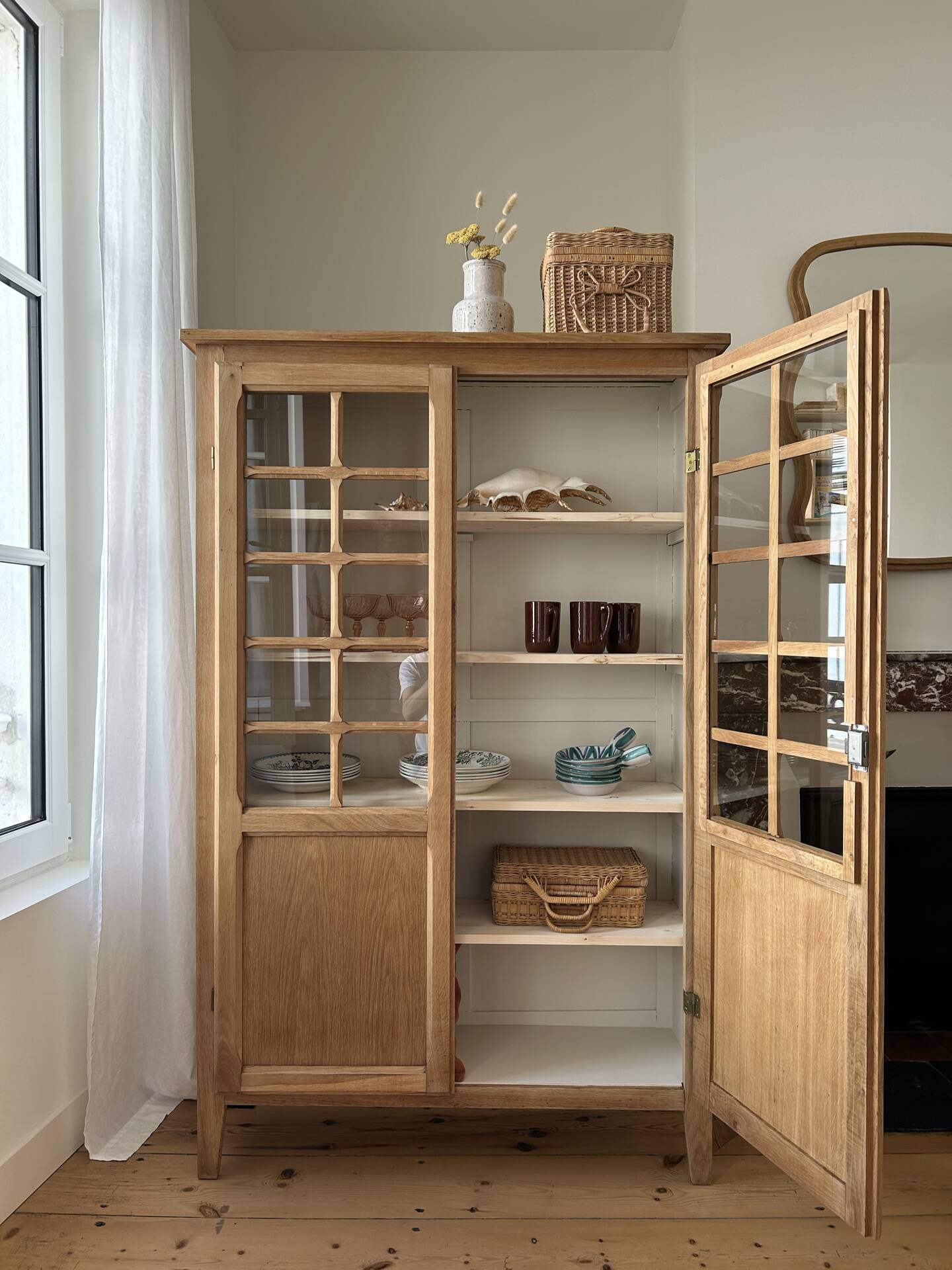 Armoire vitrée en chêne brut