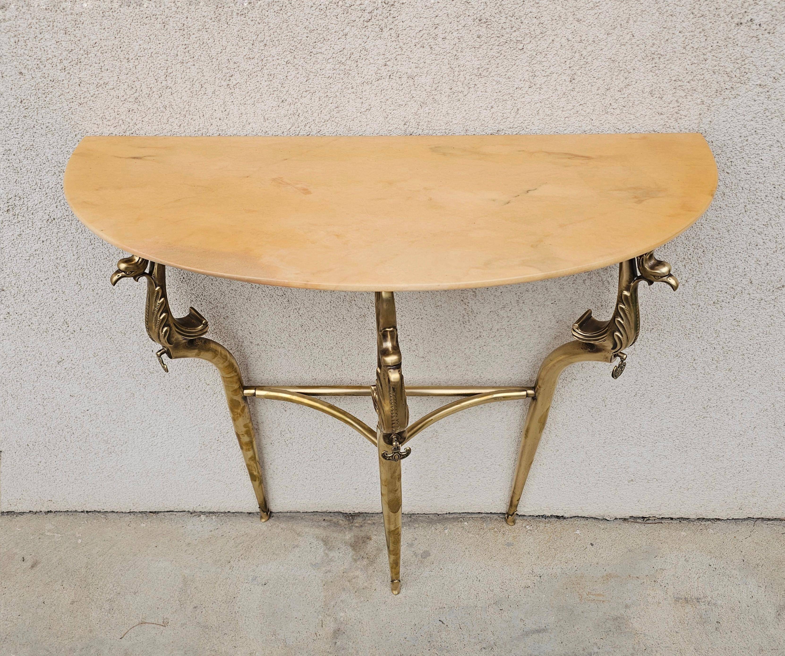 Table console Hollywood Regency en laiton avec dessus en marbre semi-circulaire années 1950