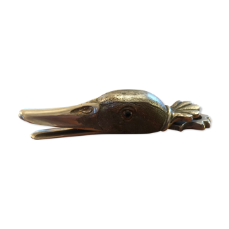 Duck-headed advertising pinch