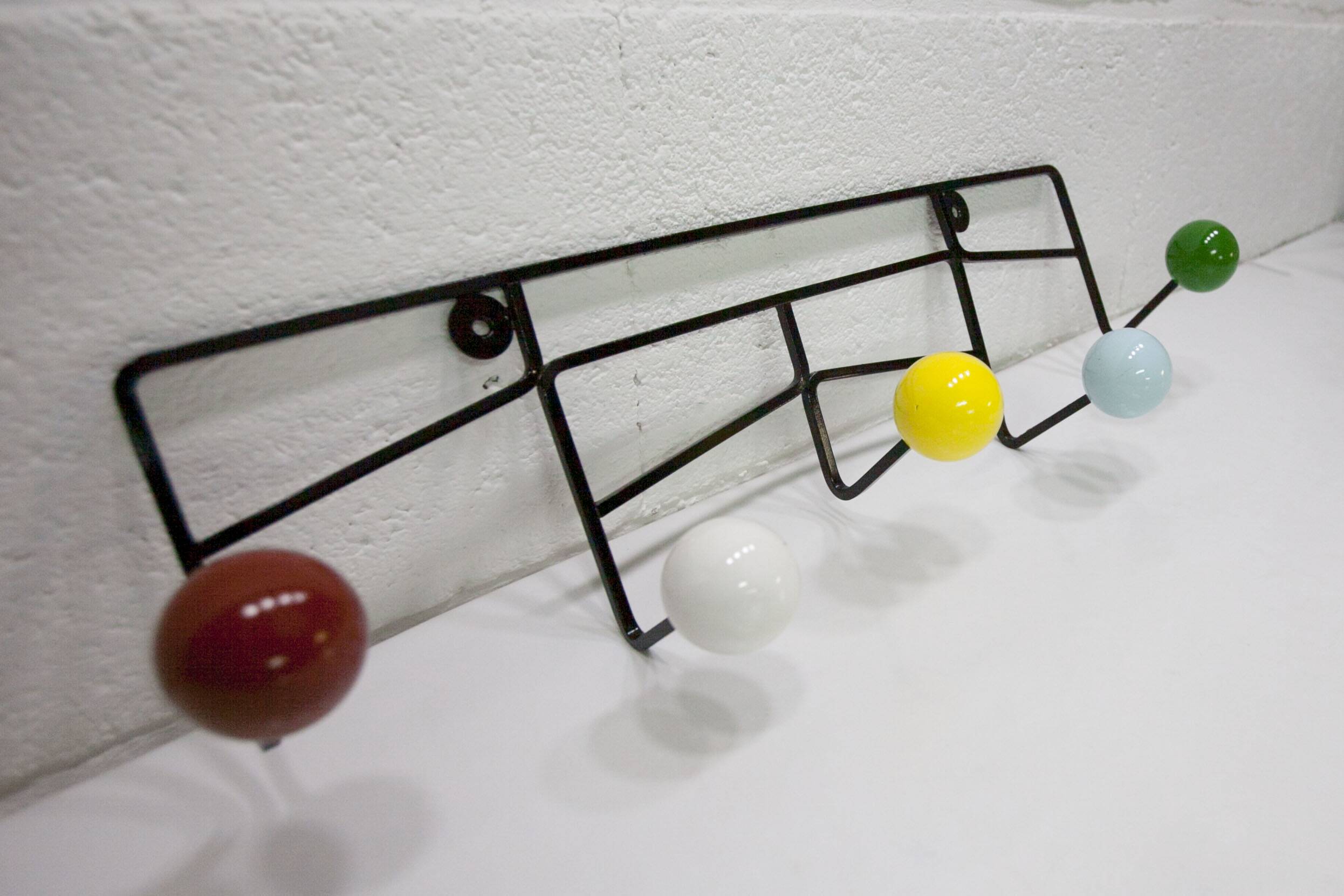 Portemanteaux mural 5 patères boules bois couleur et métal 1950