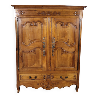 Petite armoire bassette en merisier Louis XV