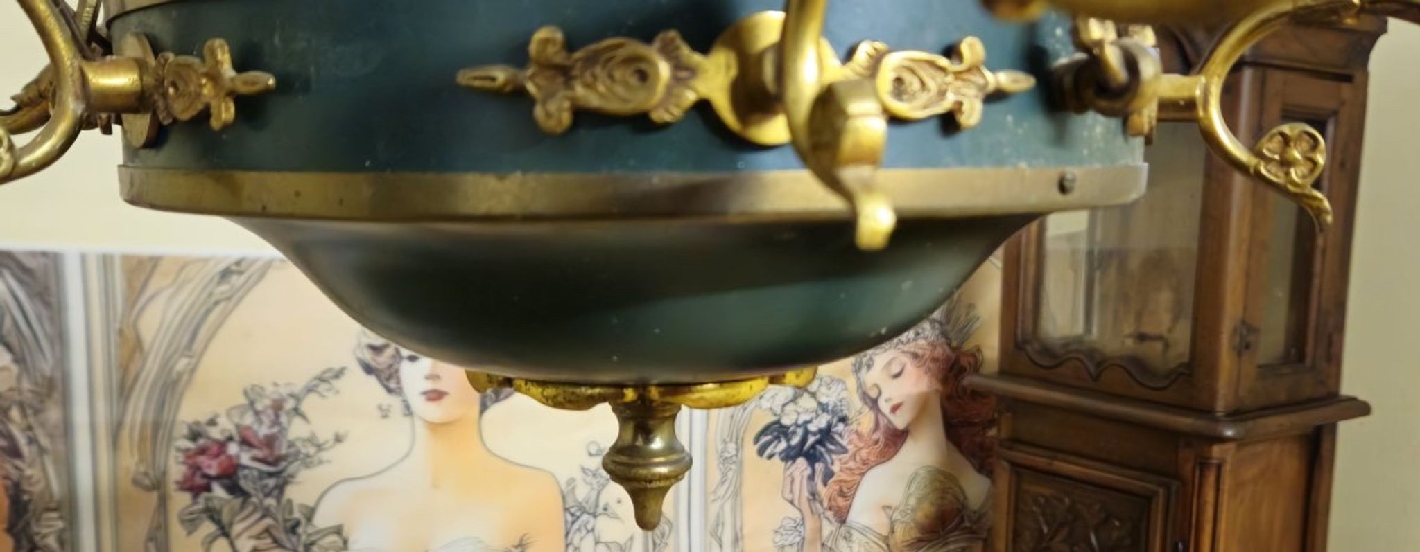 Antique gilded bronze chandelier with six arms, in Empire style.