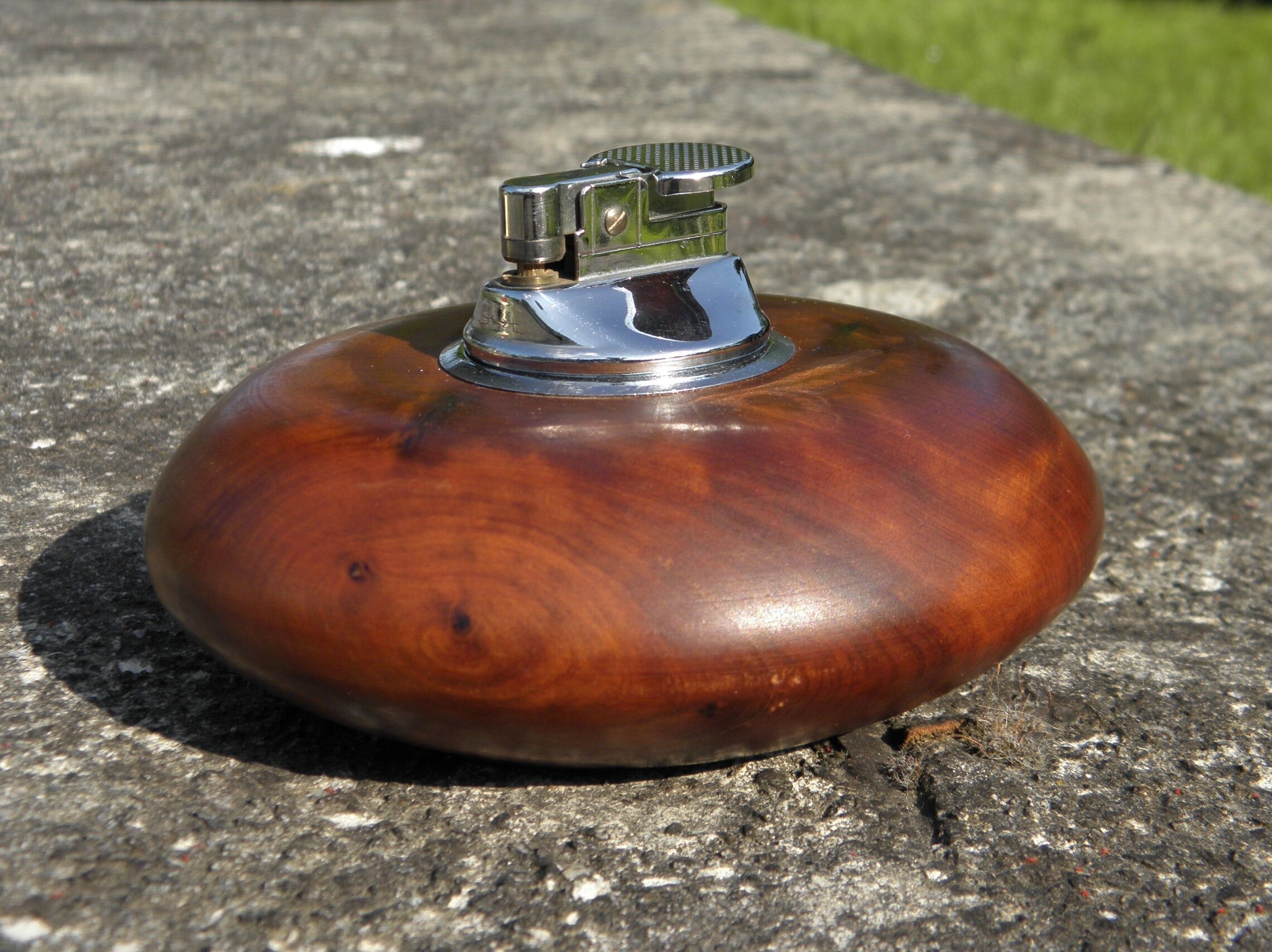 Table lighter in cedar