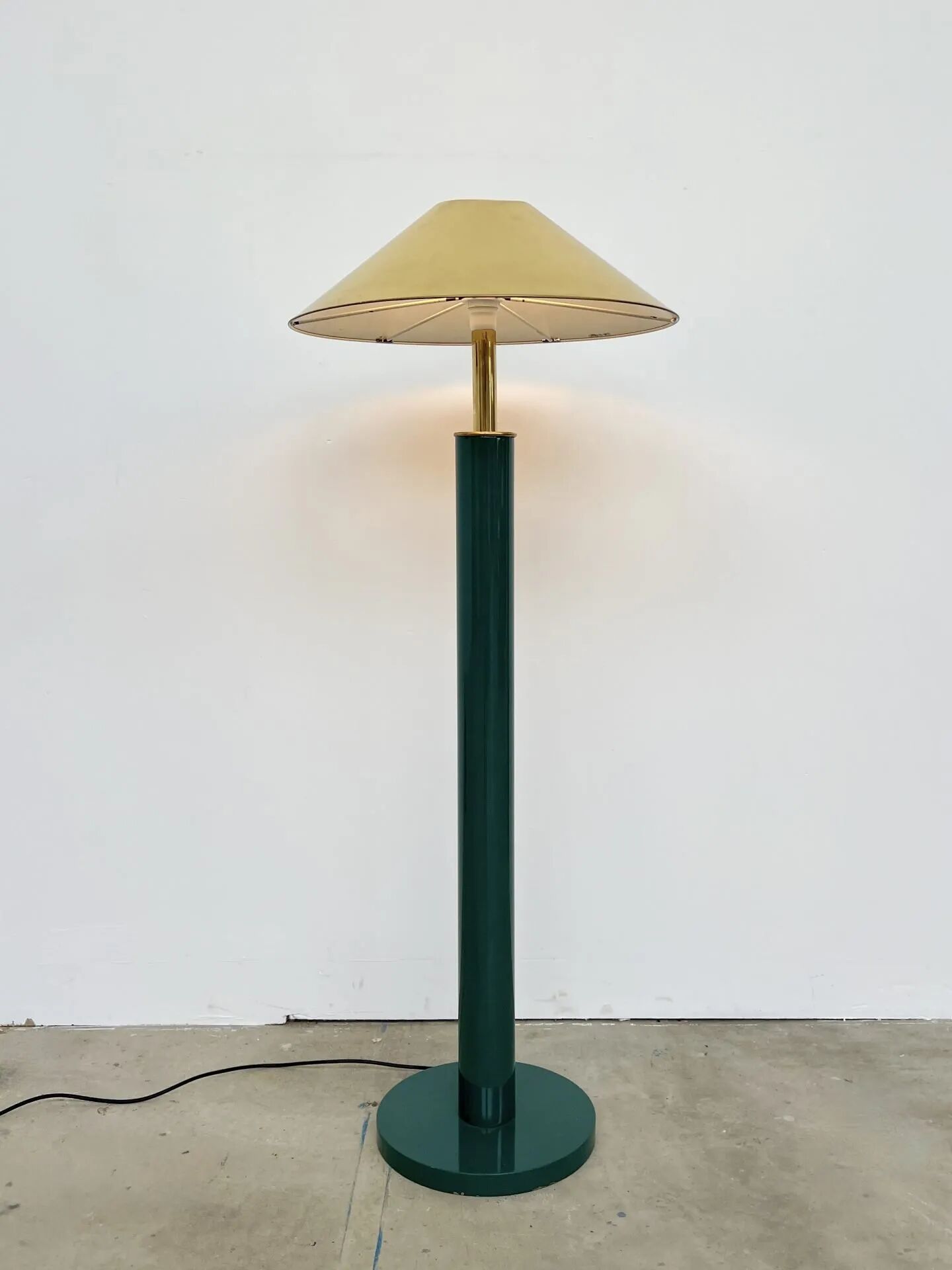Lacquered metal floor lamp in green with a golden shade — Coolie shape — 1970s-1980s