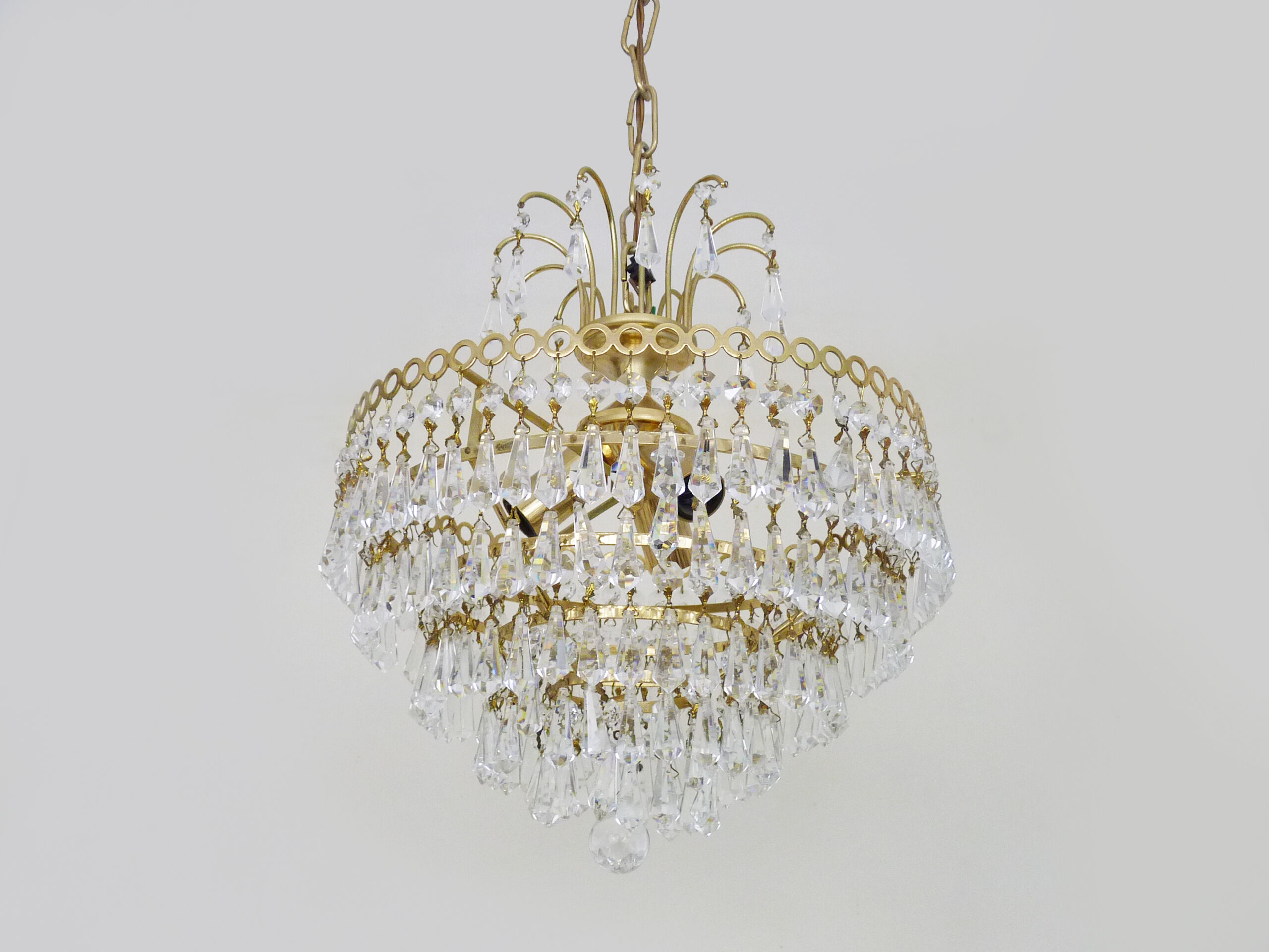 Chandeliers, brass crown ceiling lamp, 5 floors, 3 lights, glass tassels. Year 80 90