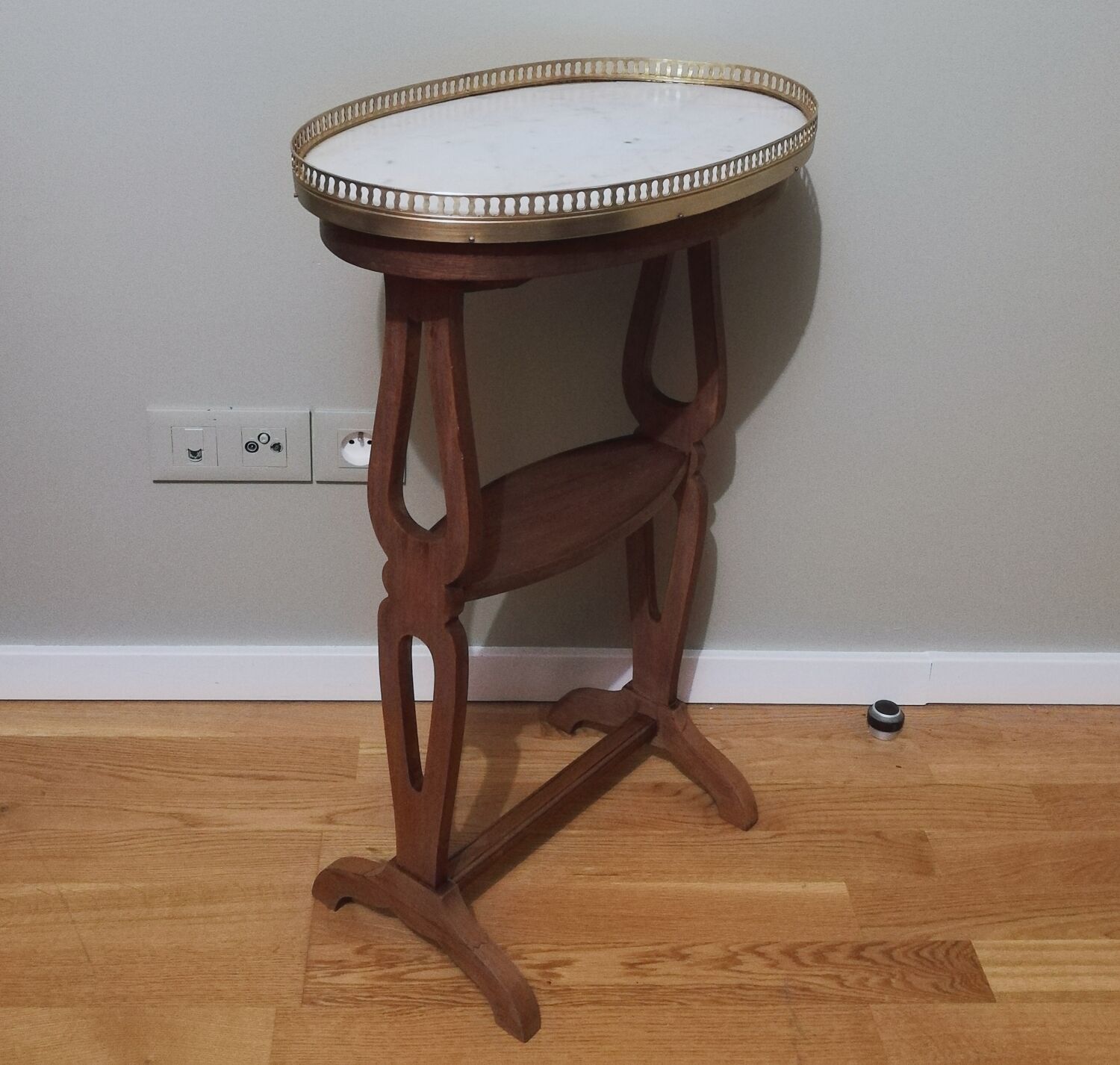 Saddle pedestal table with marble top in Louis XV style