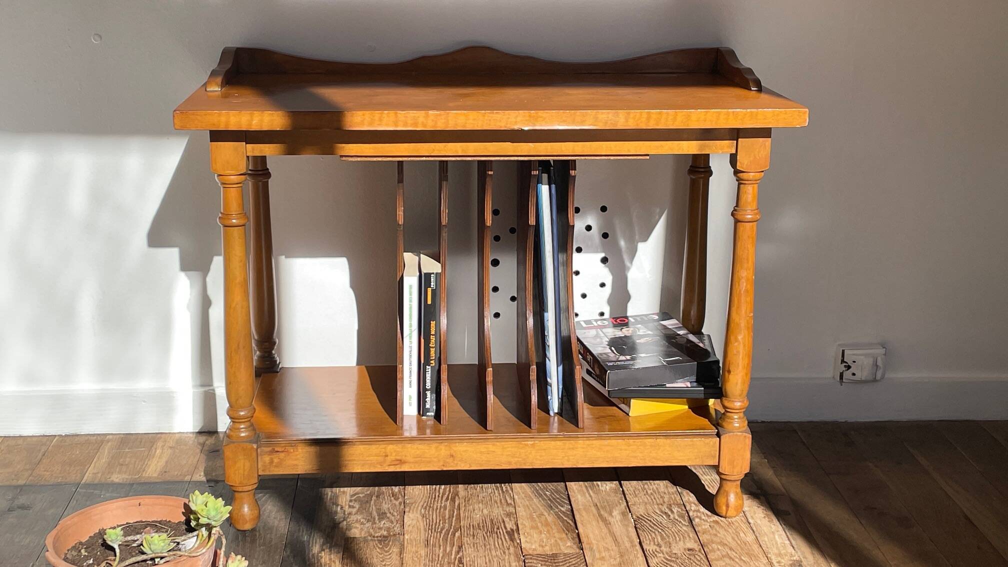 Geometric vintage record player furniture