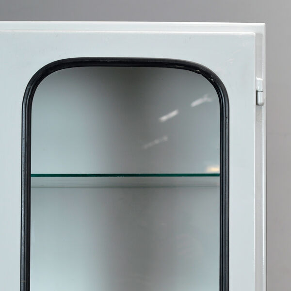 Cabinet médical vintage, années 1970
