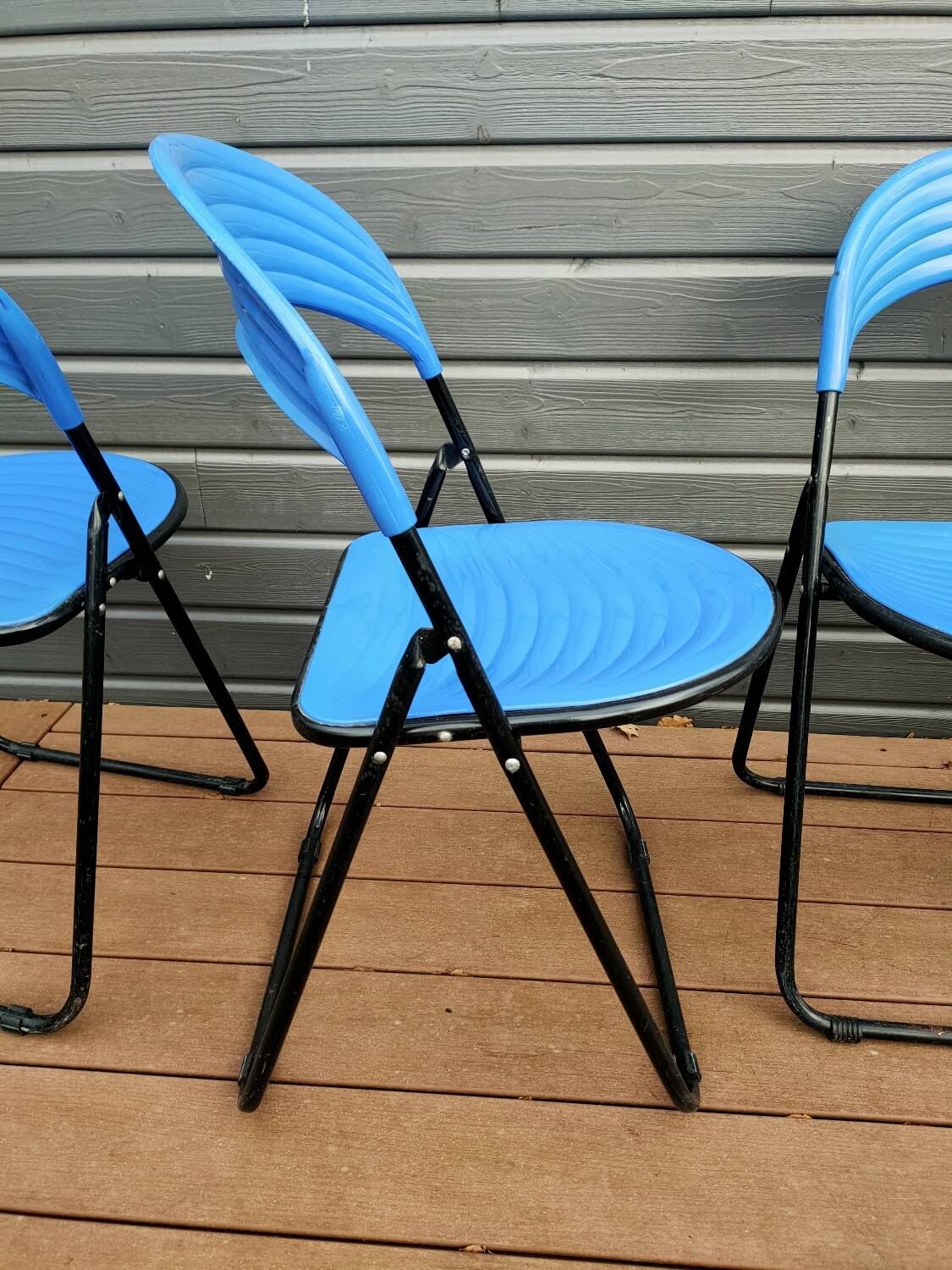 Set of 4 folding metal and plastic chairs
