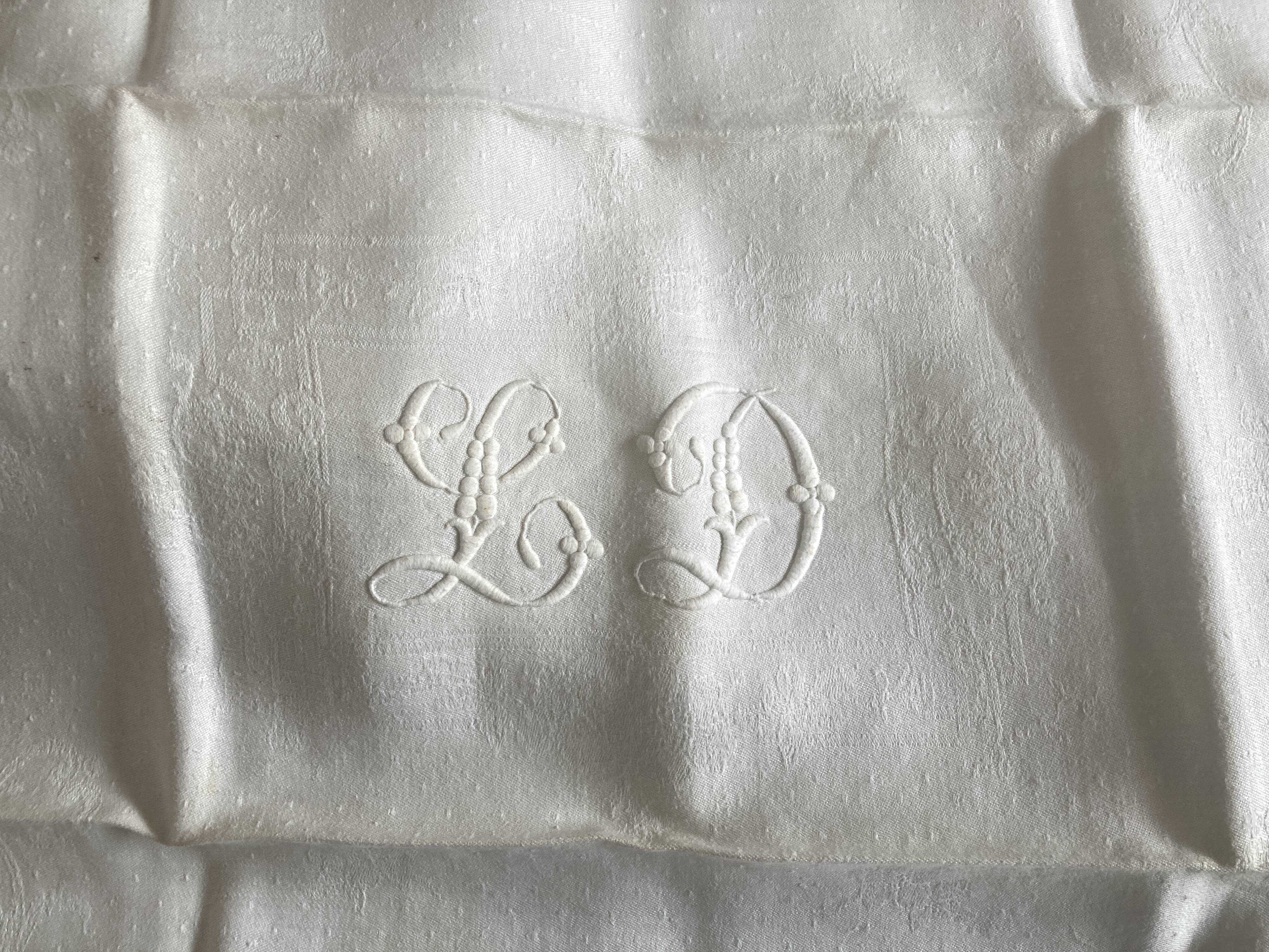Nappe et 12 serviettes en damas de lin brodé LD 2,40m