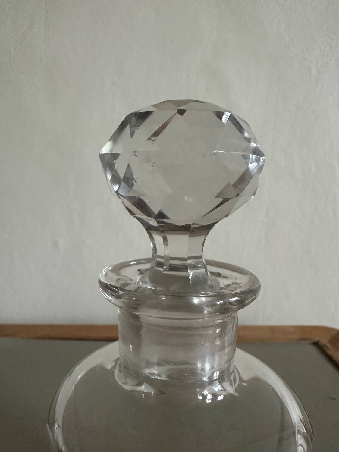 Glass bottle and its glass stopper