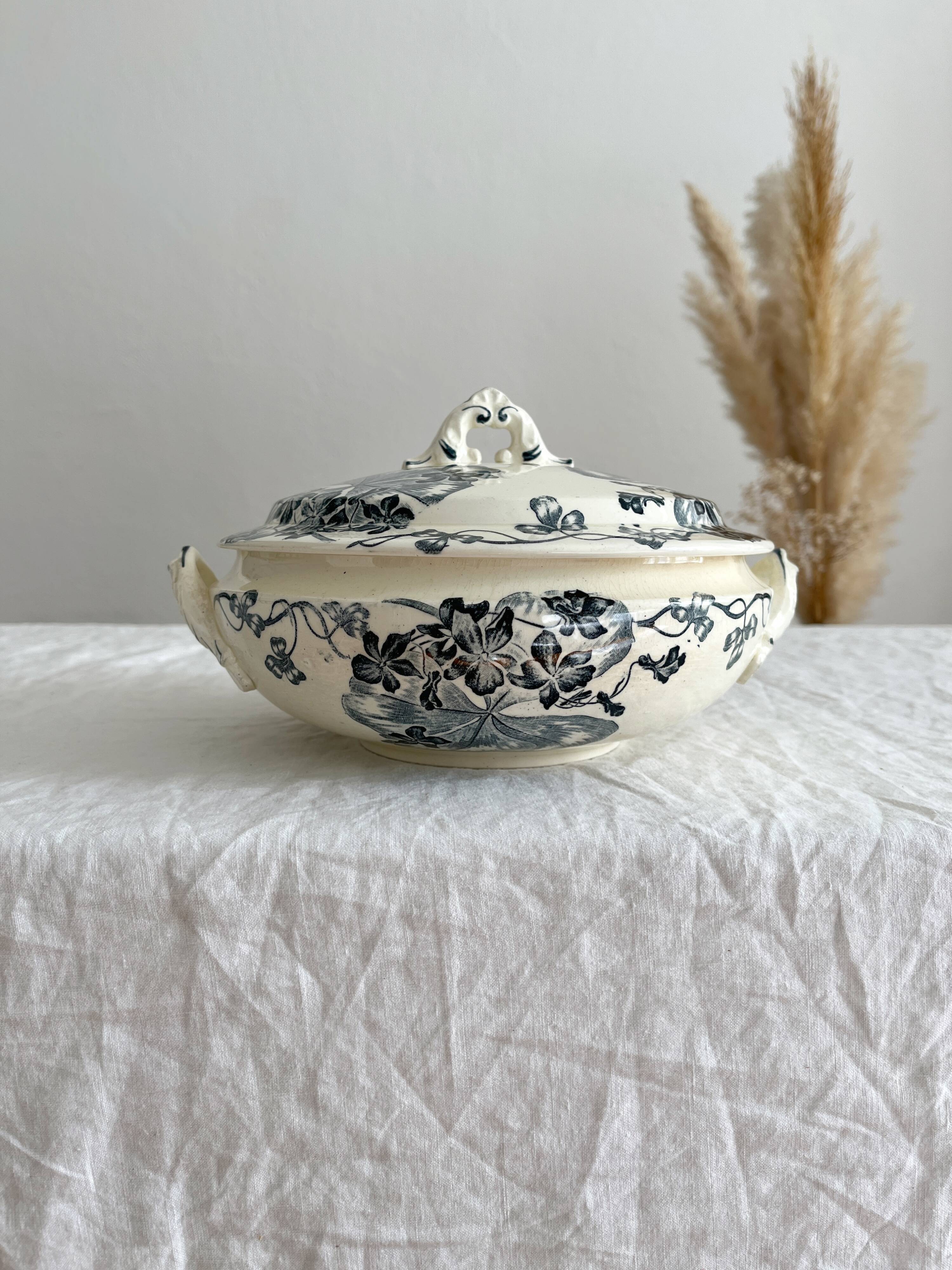 Small old vegetable soup tureen in iron earth "Les Violettes" Salins