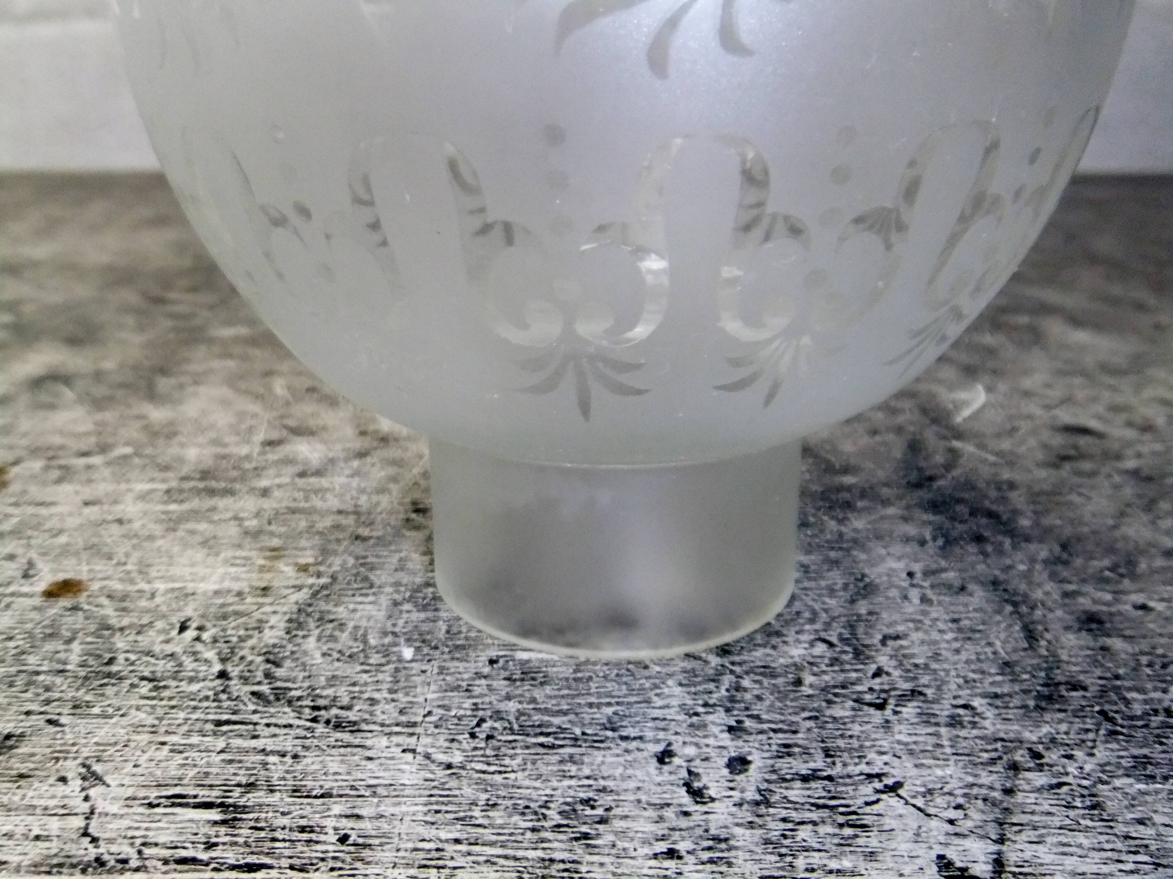 Globe ancien  pour lampe à pétrole  tulipe verre gravé
