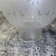 Globe ancien  pour lampe à pétrole  tulipe verre gravé