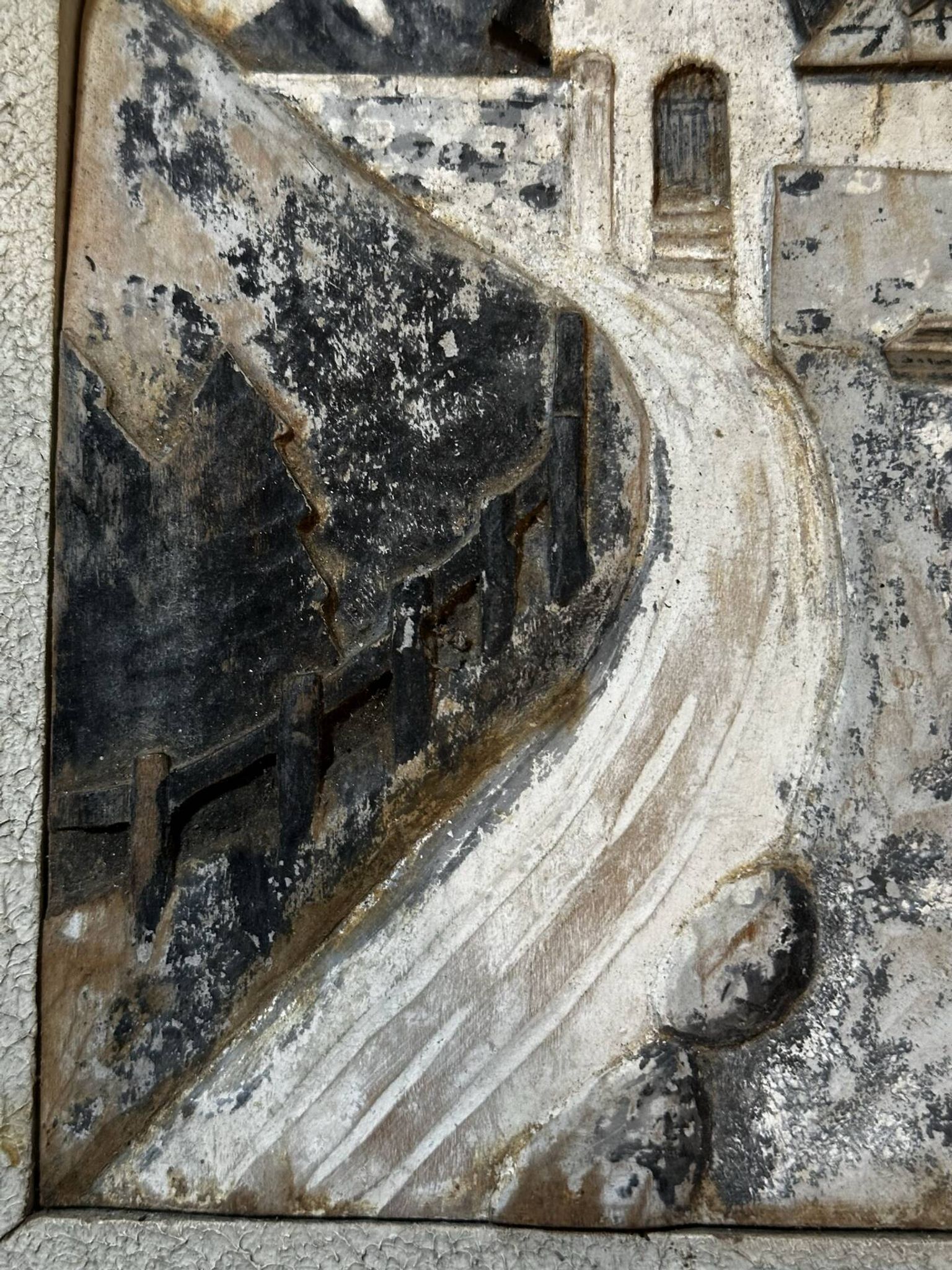 Tableau alpin en bois sculpté et peint