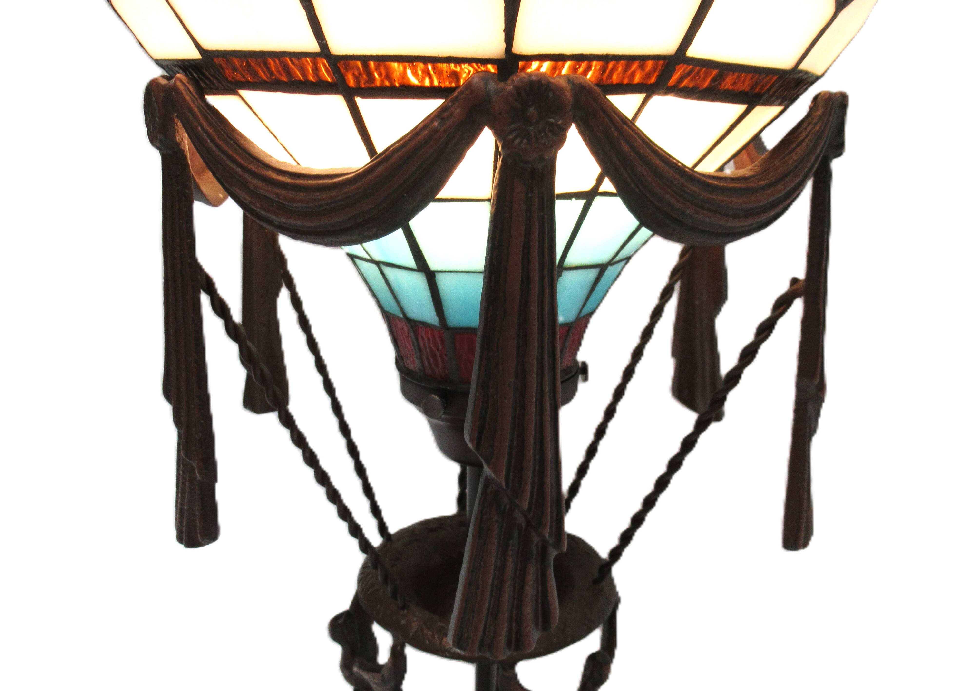 Lampe montgolfière de table en vitrail façon Tiffany