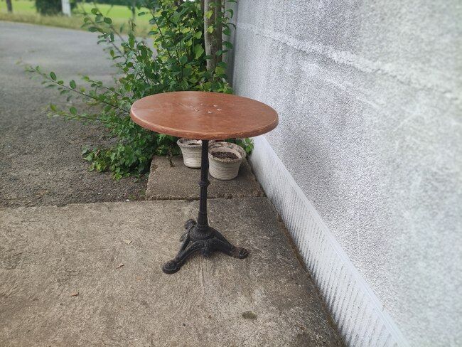 Round bistro table