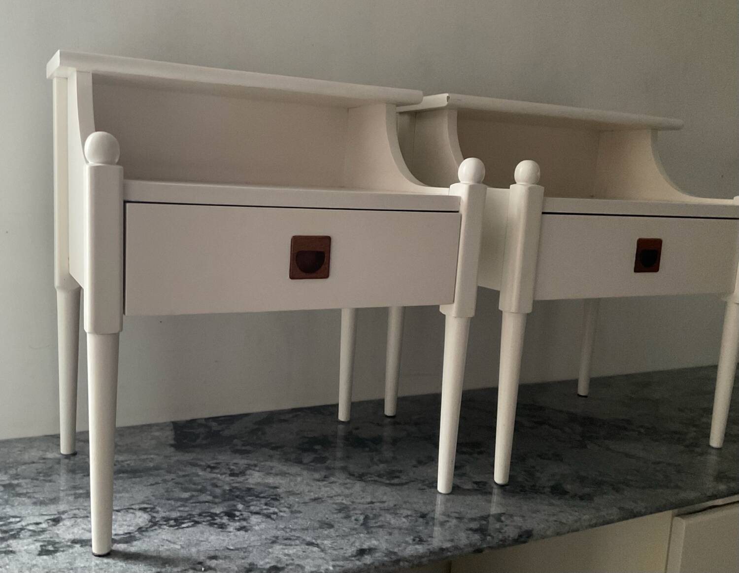 Paire de chevets scandinaves en bois blanc