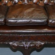 Chesterfield leather canapé in Georgian style with lion paw carved feet.