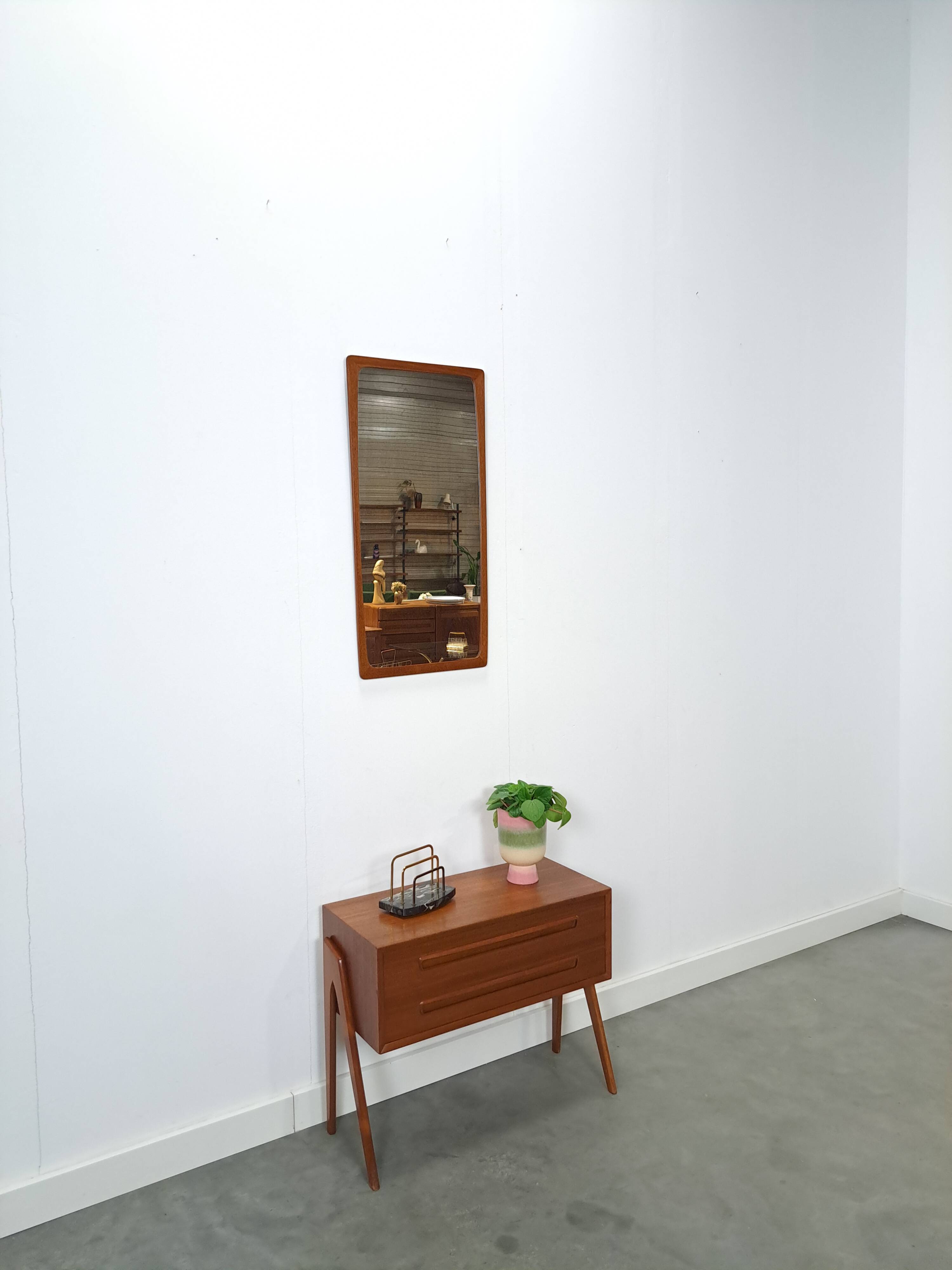 Ensemble en teck danois avec commode AP Mobler et miroir vintage.