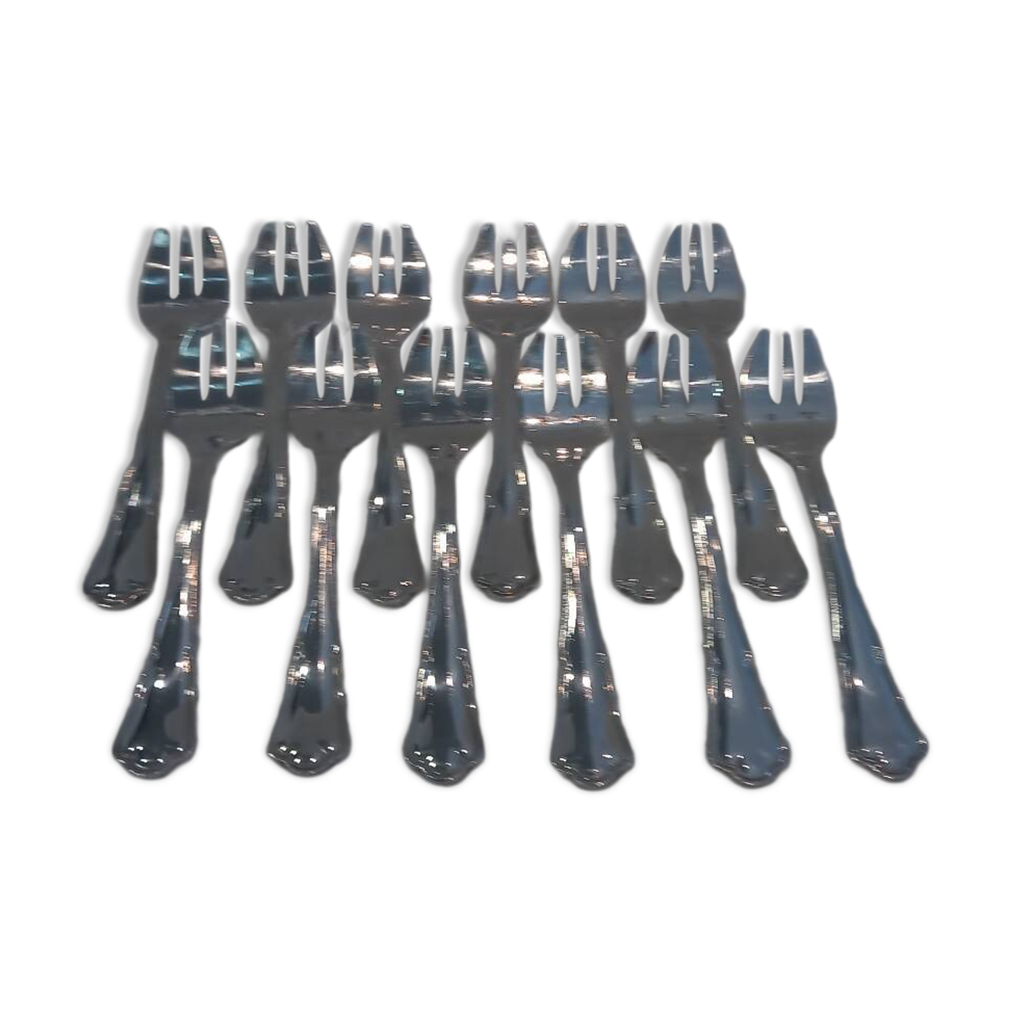 12 silver-plated oyster forks, 13.3cm contours