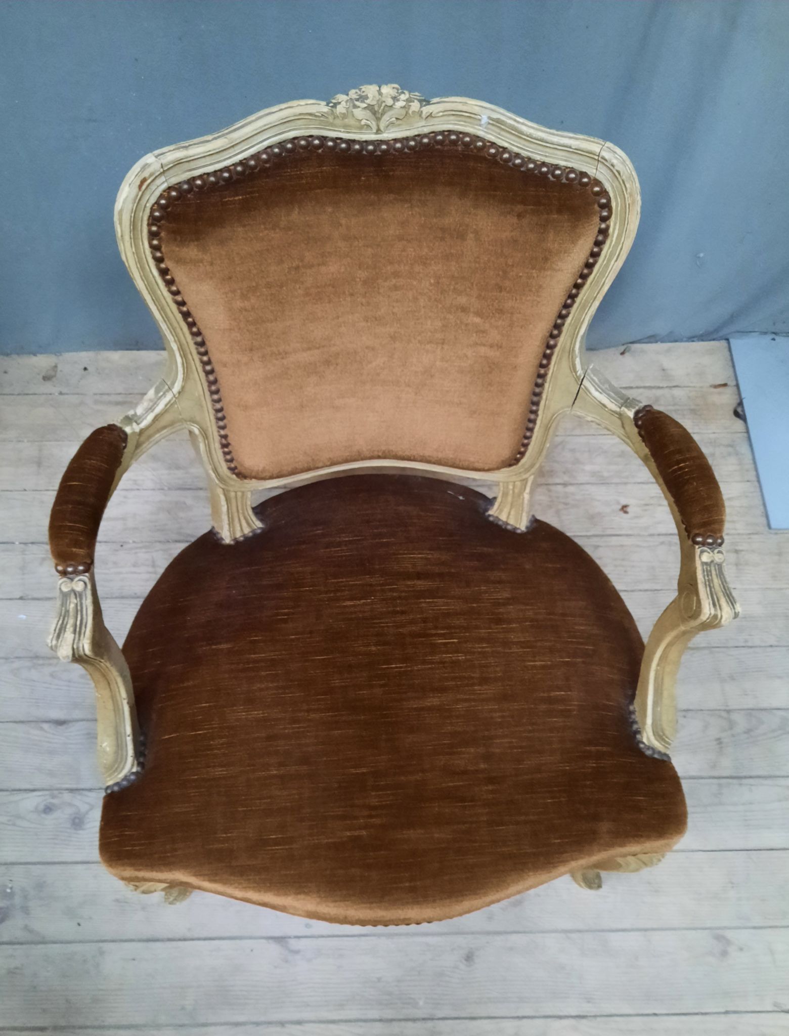 Fauteuil marron  style Louis XV