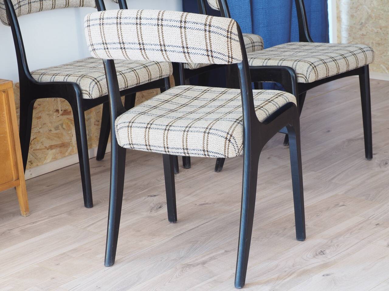 4 self-service chairs