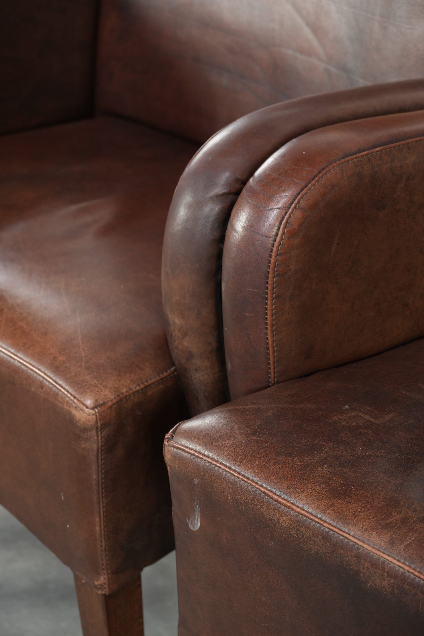 Set of 4 nicely finished dining chairs/side chairs with armrests made of cowhide leather