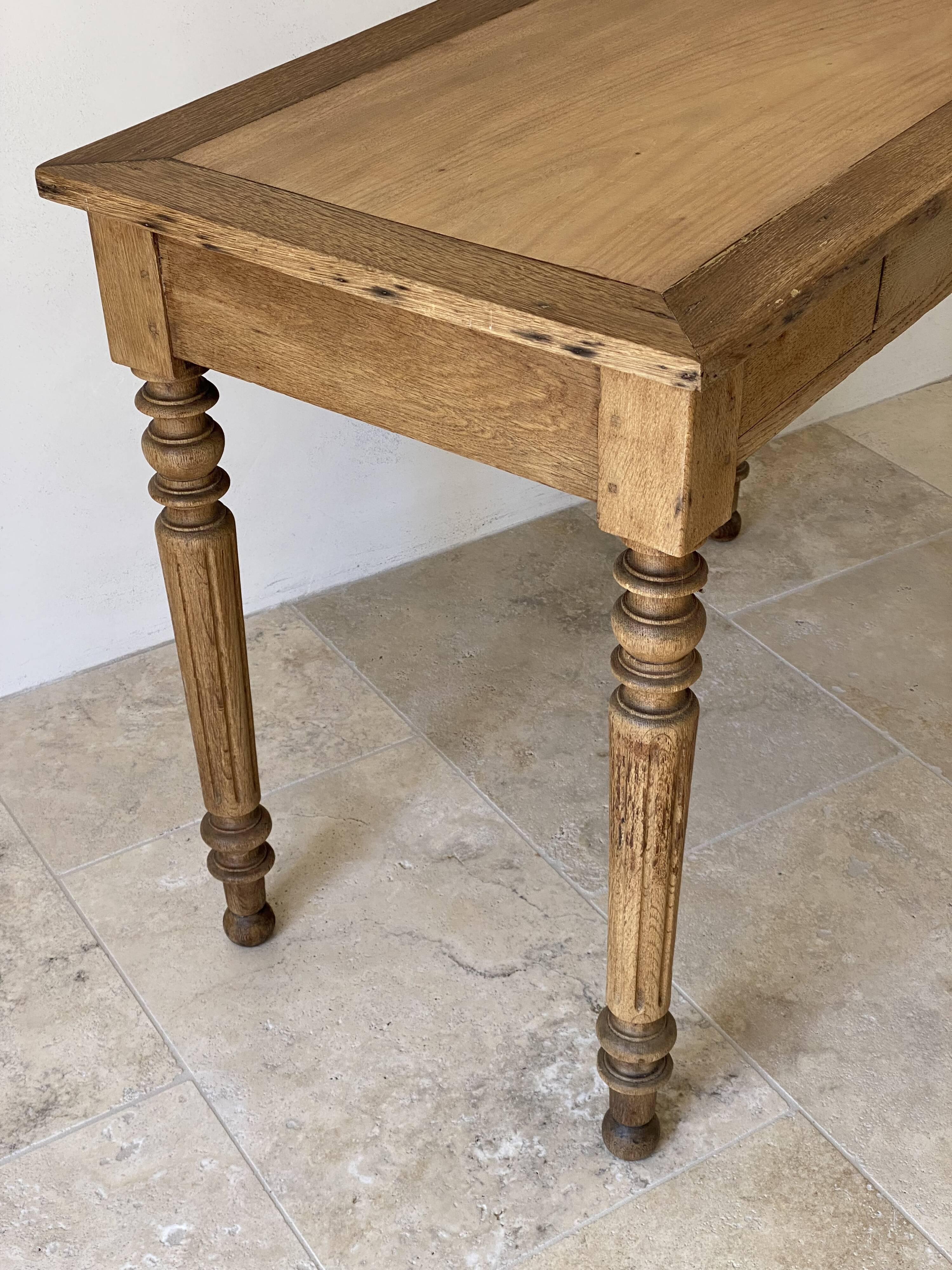 Rustic oak desk table, fluted turned legs, 19th century.