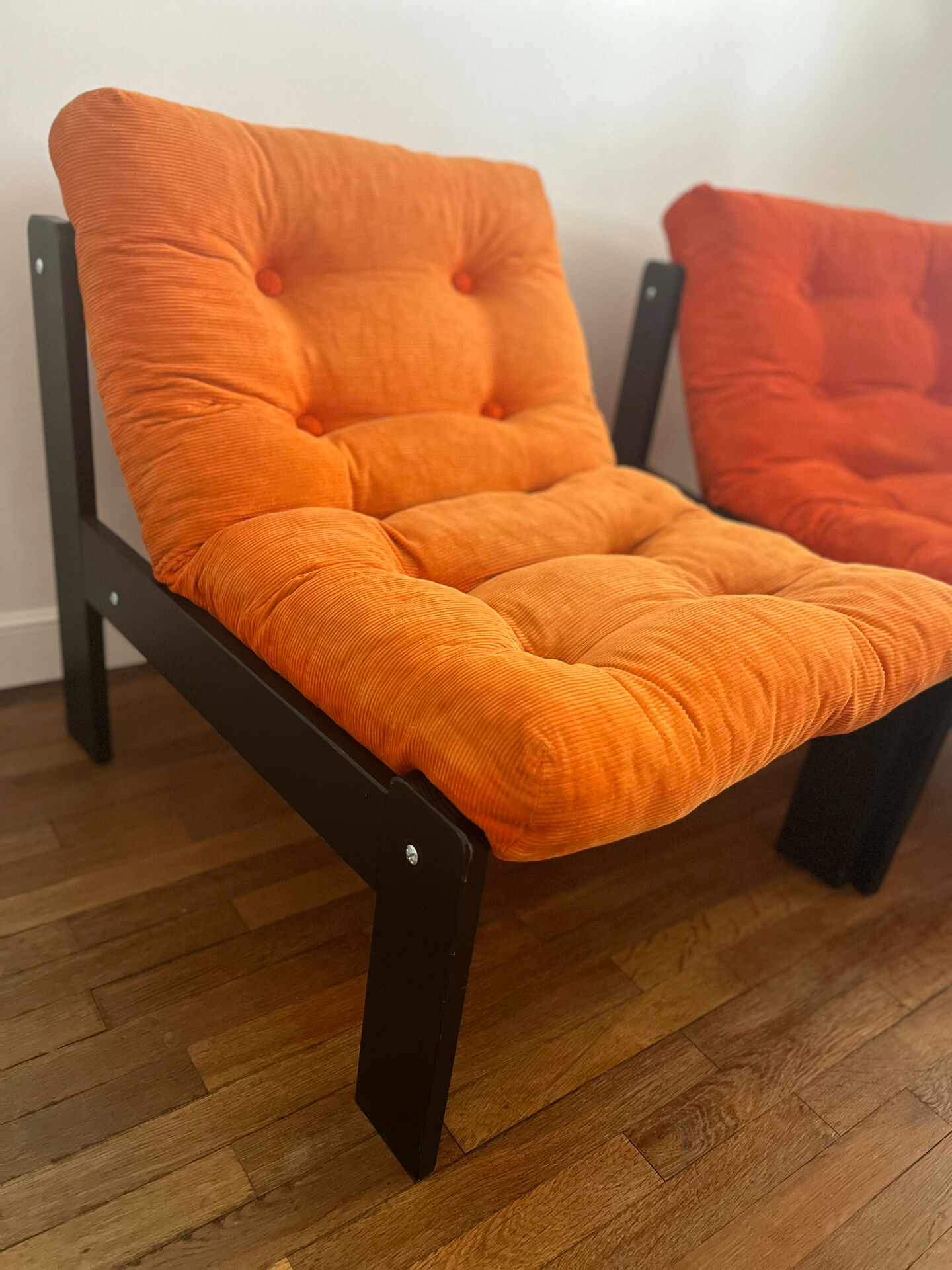2 fauteuils en velours orange Vintage année 1974