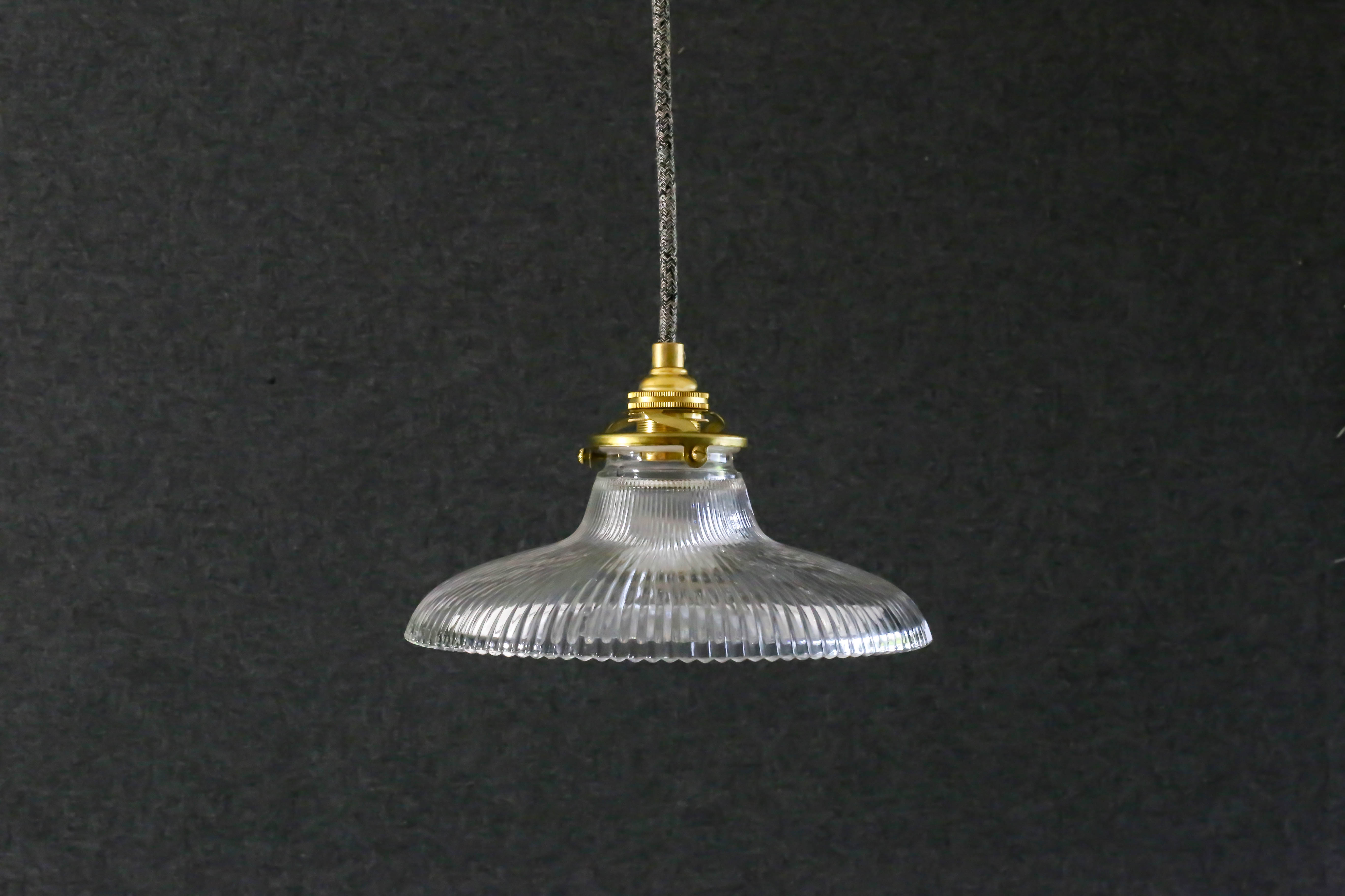 Holophane suspension in translucent glass delivered with brass socket and new cable