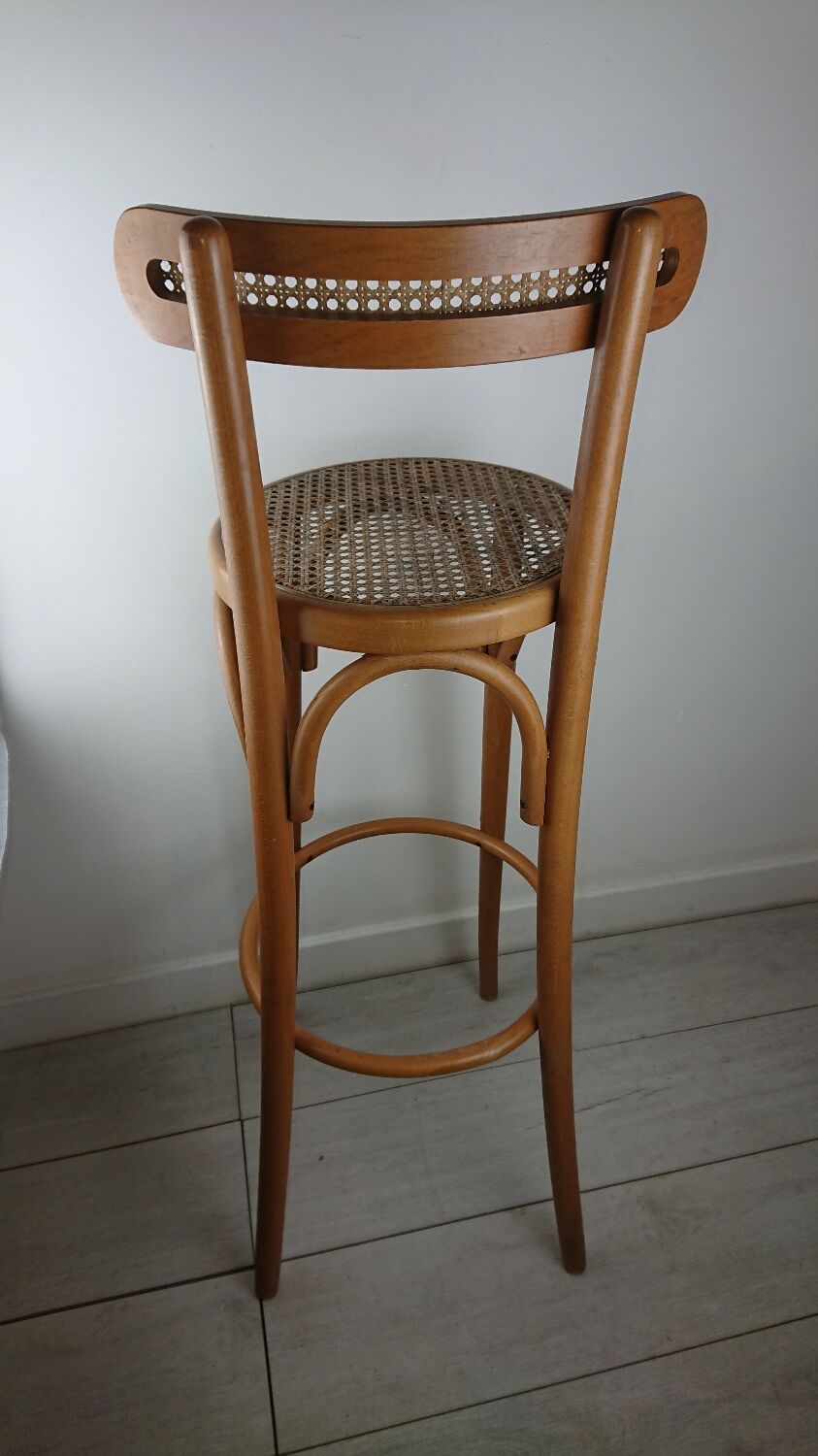 Stunt and curved wood bar stool