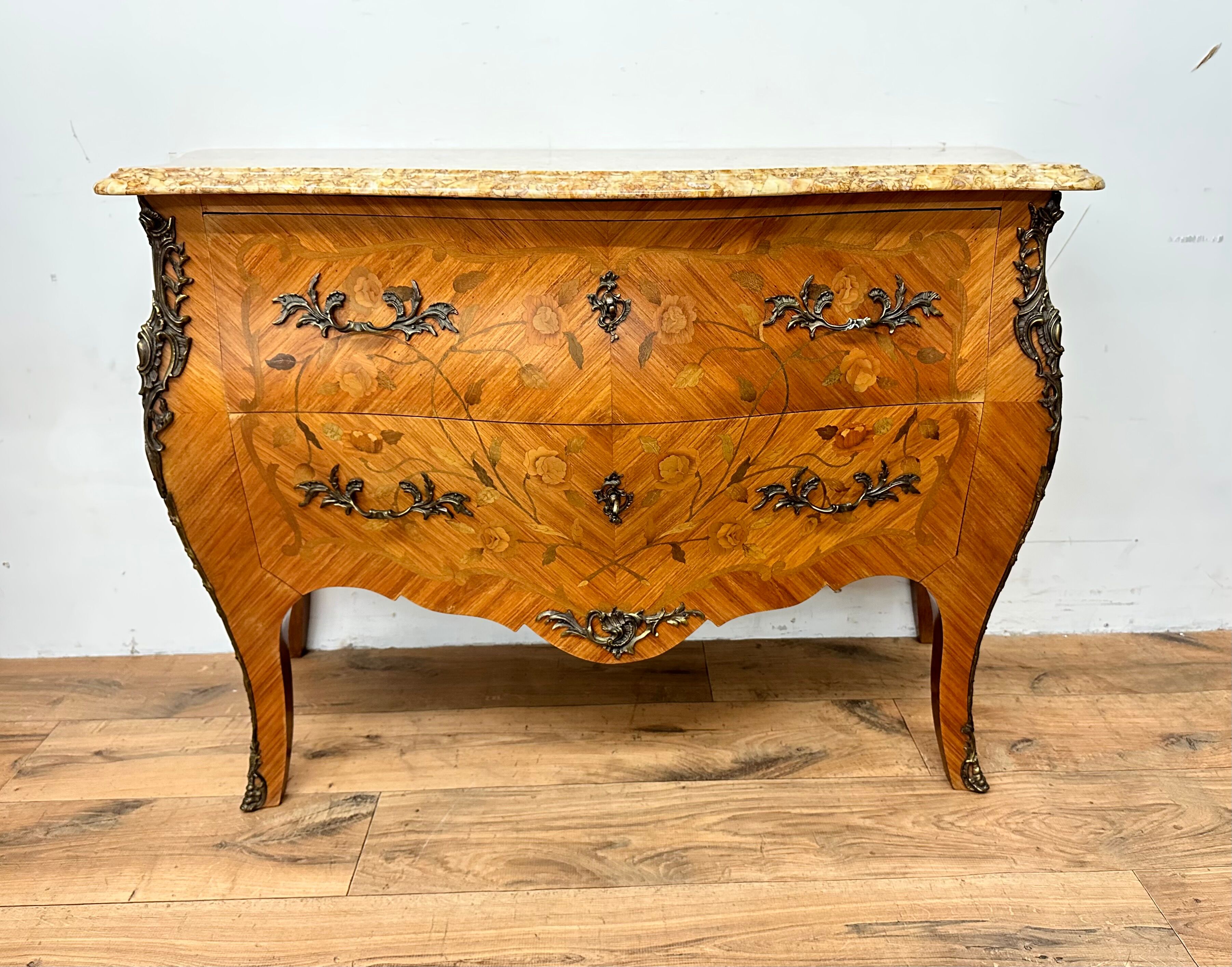 Commode galbé de style louis XV