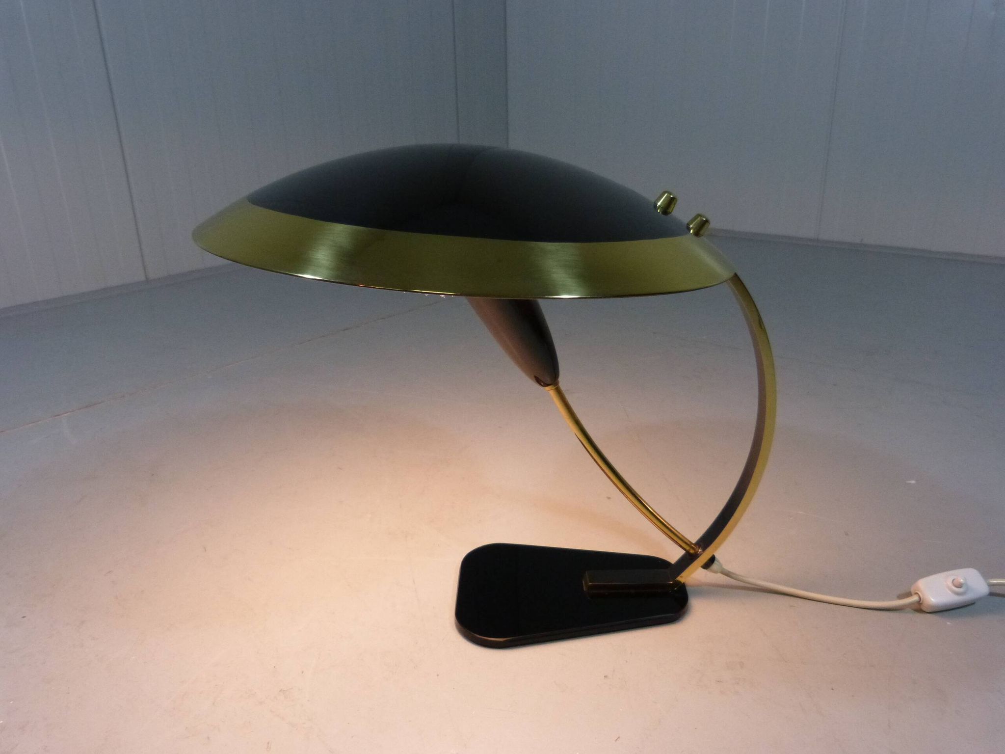 Lampe de bureau rare en laiton et verre des années 1950
