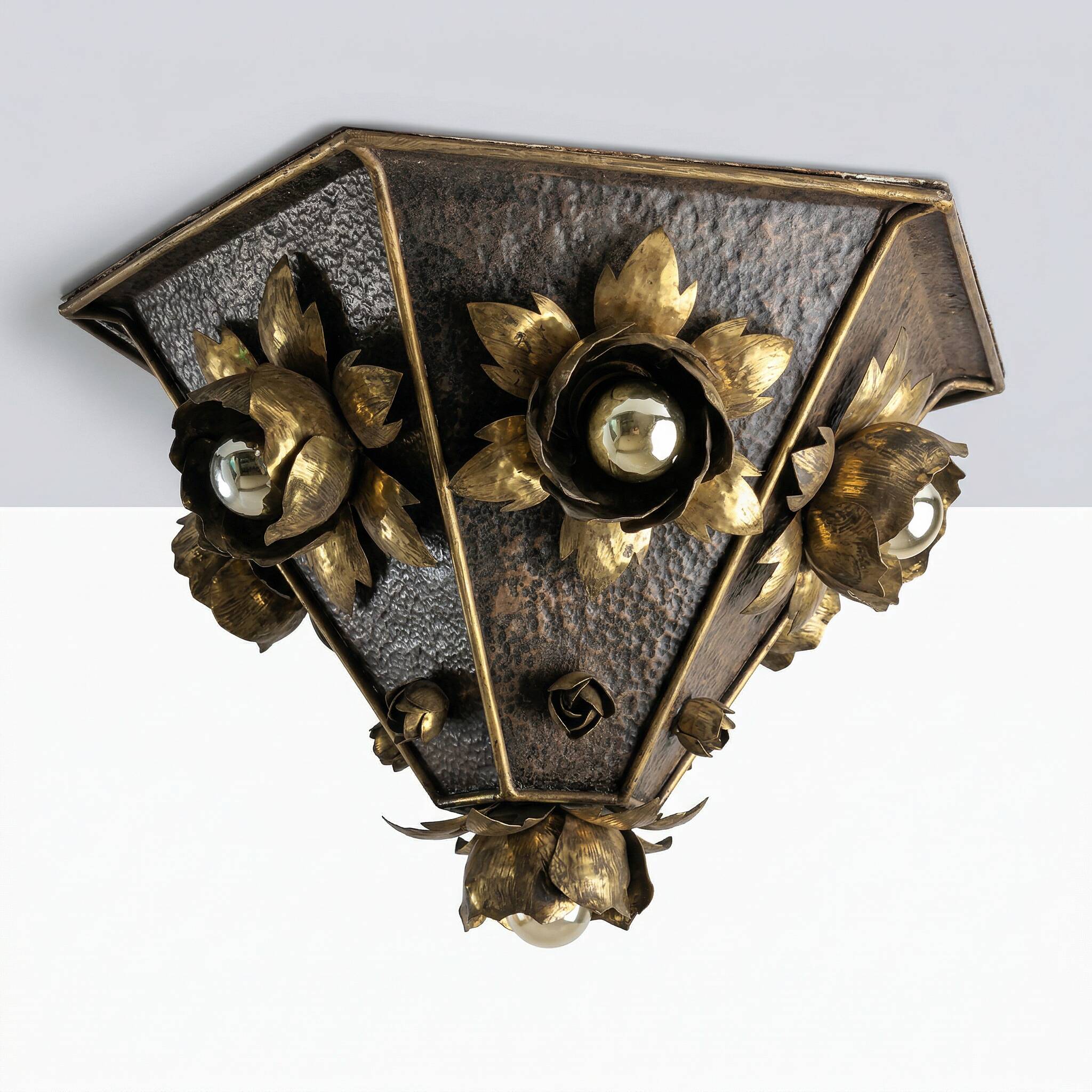 Lampe de plafond en laiton floral dans le style de Hans Kögl, Allemagne, années 1970.