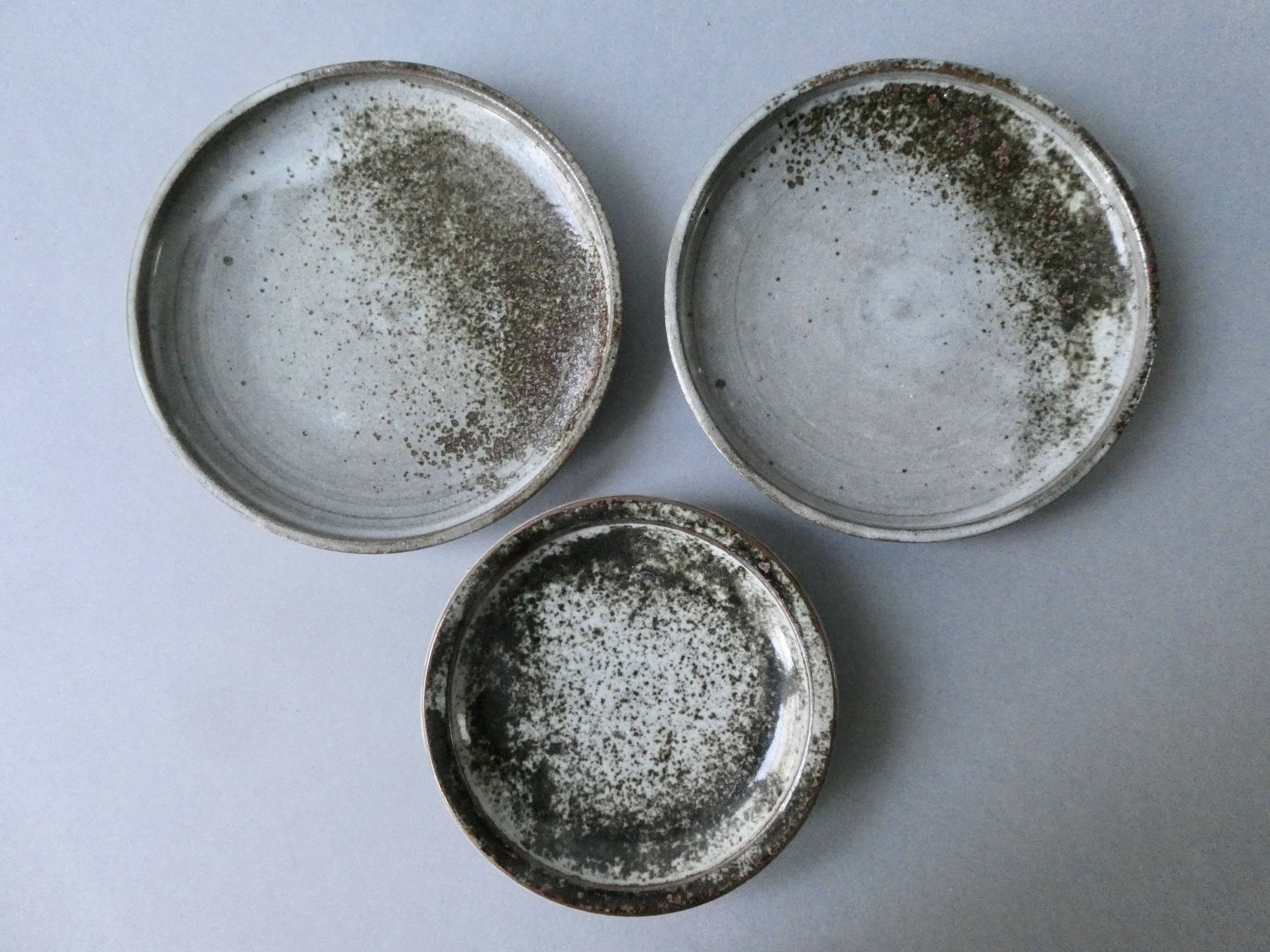 3 coupelles en grès gris moucheté de Chantal et Thierry Robert, années 60