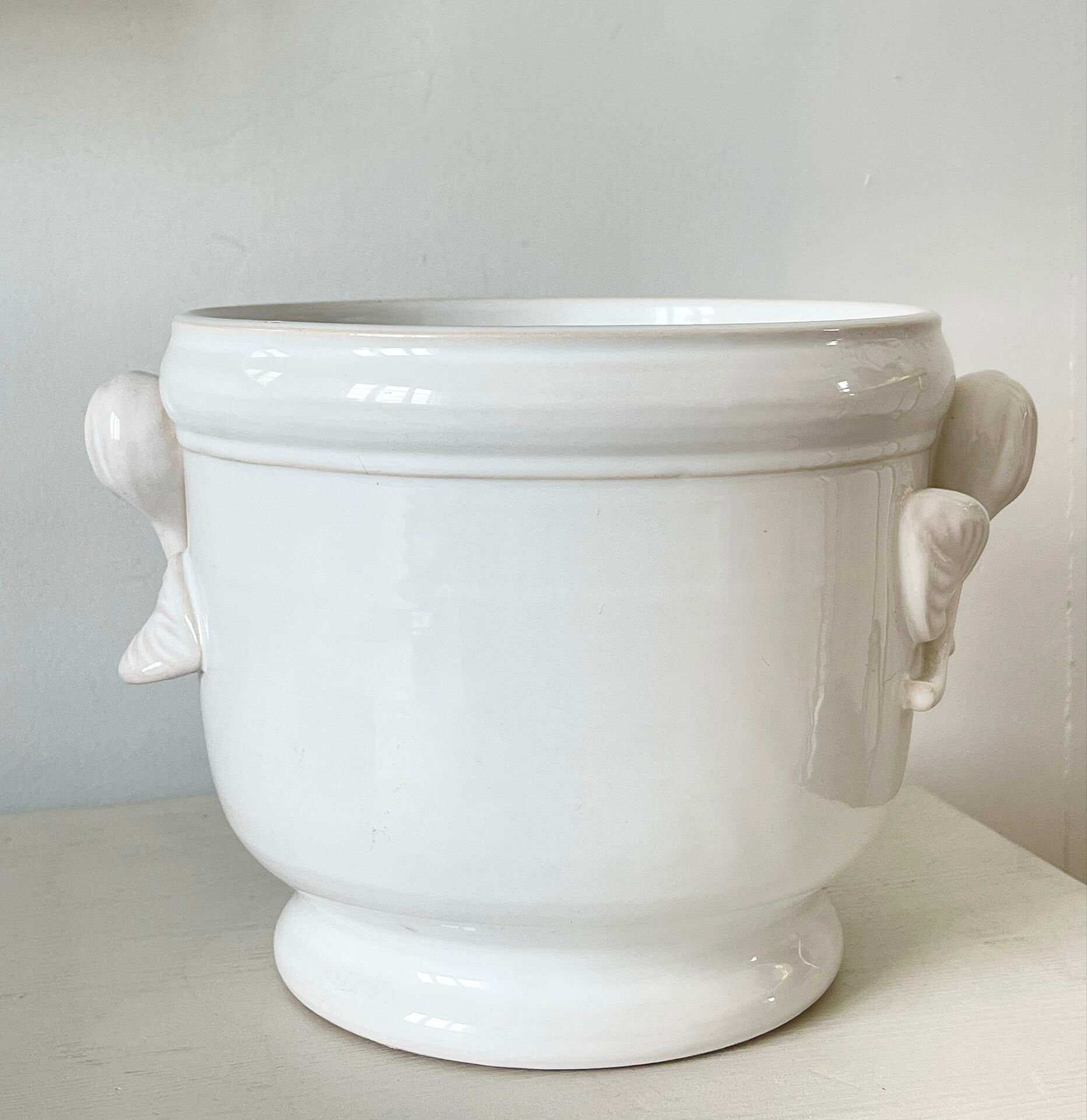 Cache pot en faïence blanche