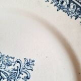 Assiettes à dessert anciennes en terre de ferré accompagnées d'un plat