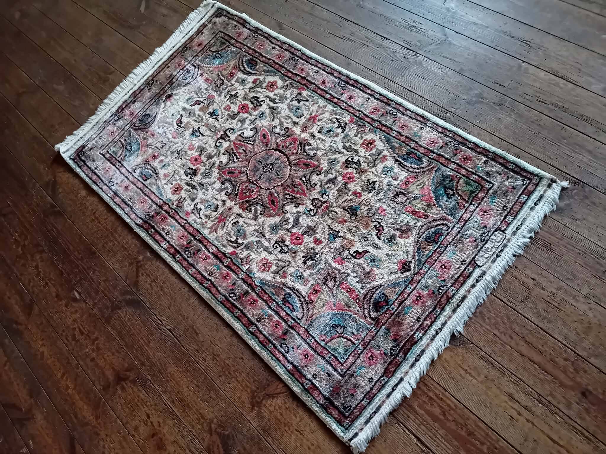 Handmade Pakistani wool and silk rug 124x77cm