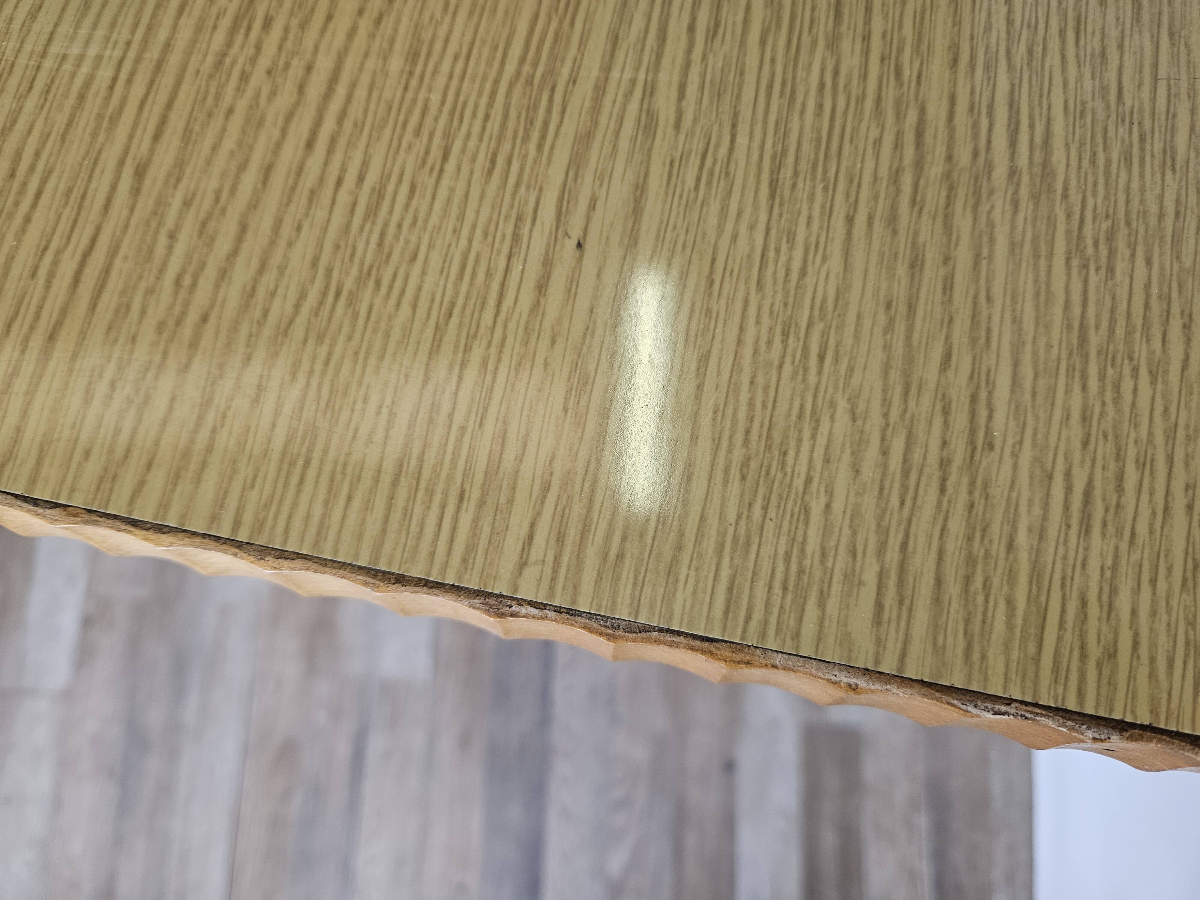 Table à manger des années 1950 en érable avec bord travaillé