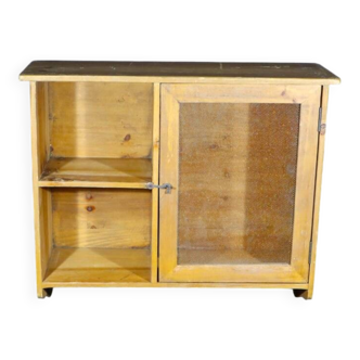 Old French pantry, wall-mounted in wood and lattice.
