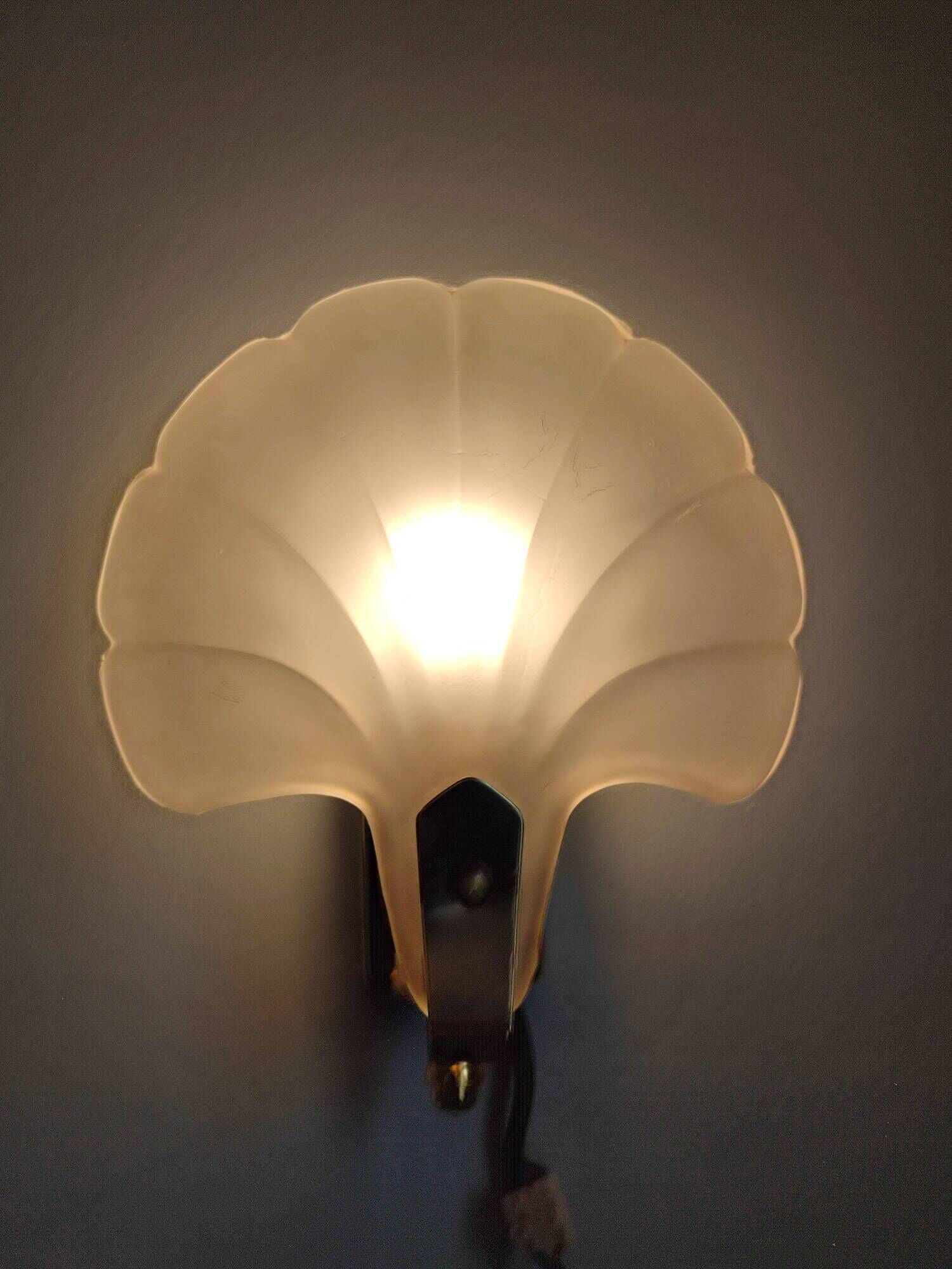 Shell-shaped wall lamp in frosted glass and vintage brass