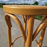 Tabouret haut de bar en bois courbé et cannage