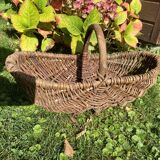 Panier avec anse en osier cueillette potager champignons