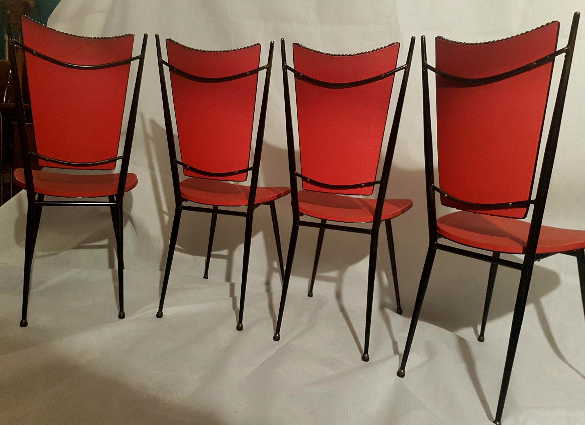 Série de 4 chaises 1950 skaï rouge pieds métal compas