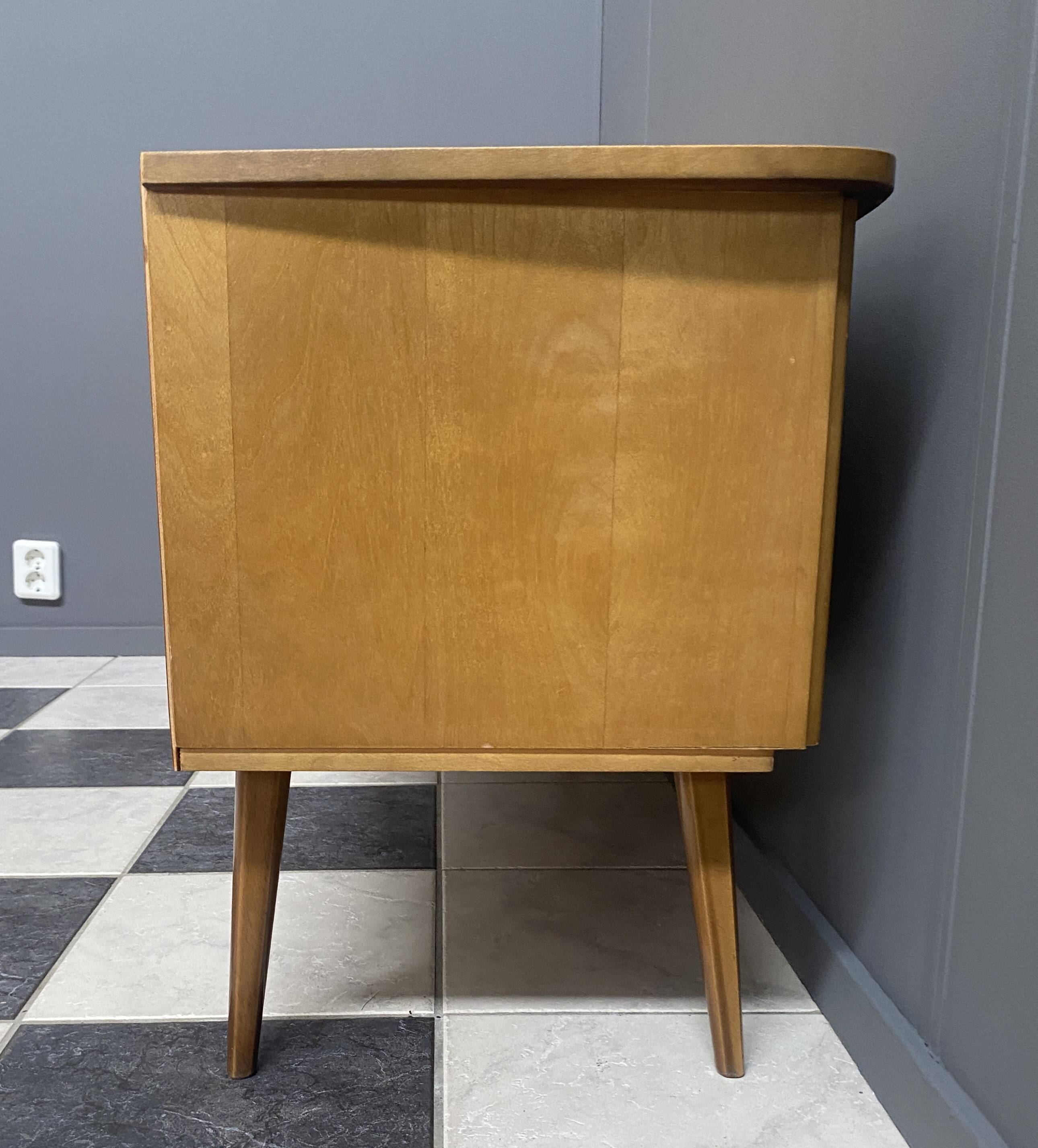 Buffet bas en bois clair des années 1960
