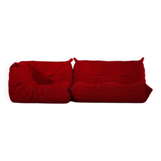 Canapé 2 places en Alcantara rouge Togo et coin par Michel Ducaroy pour Ligne Roset, années 2000.