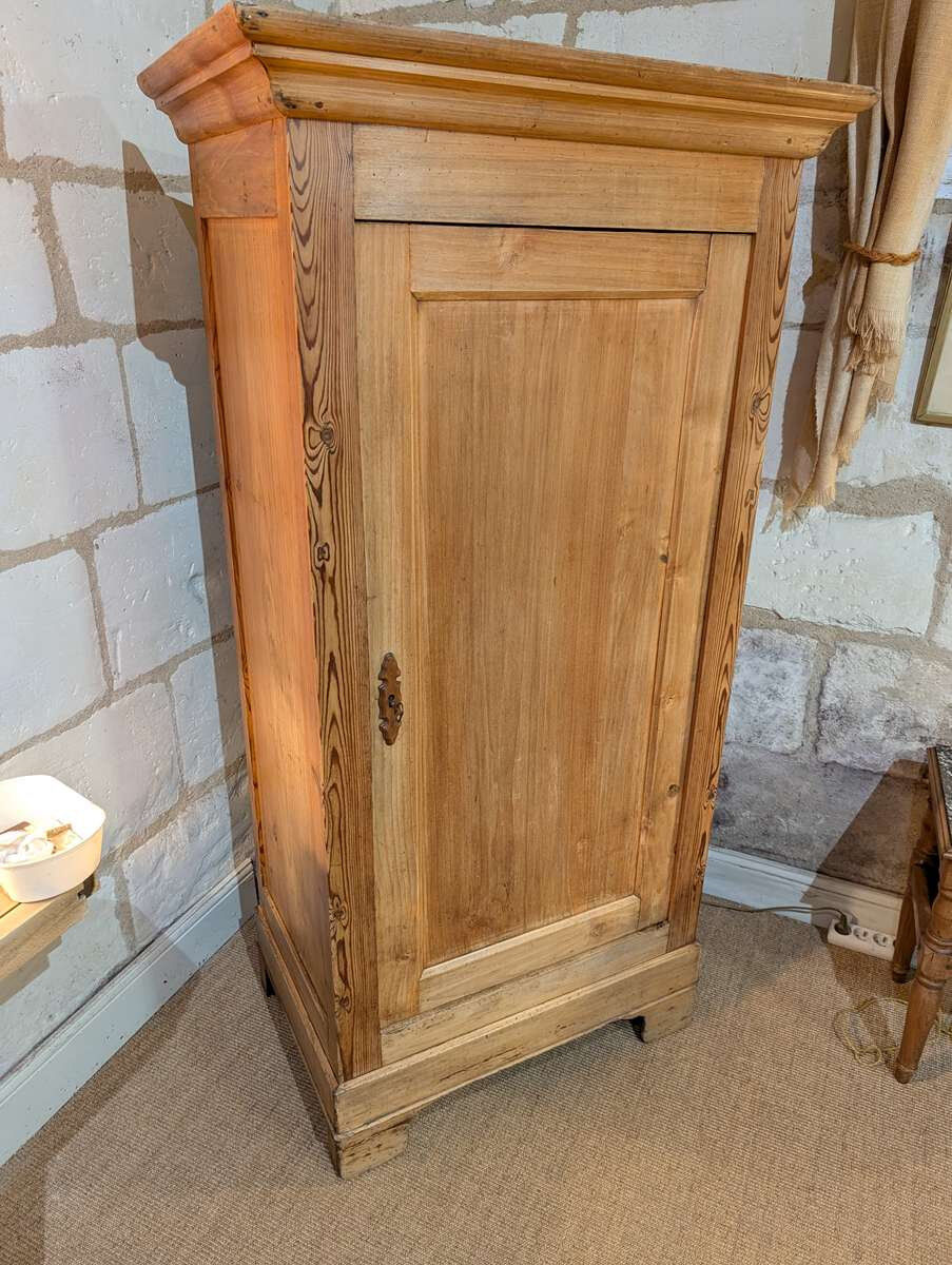 Antique bonnetière