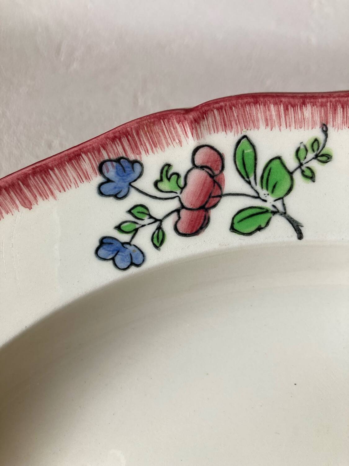 Round dish in Gien Earthenware, handmade Lorraine decor, 31 cm