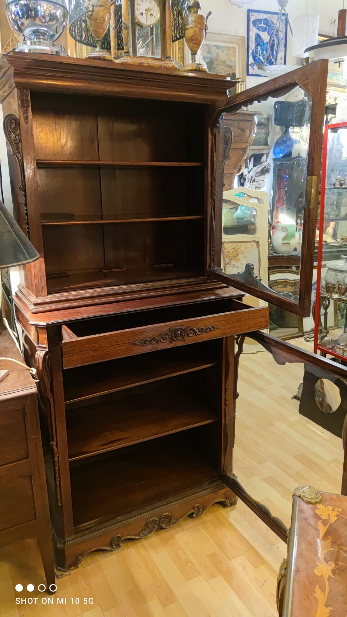 Two-part cabinet, recessed and with a glass-fronted display case, in Indian rosewood, circa 1850/60